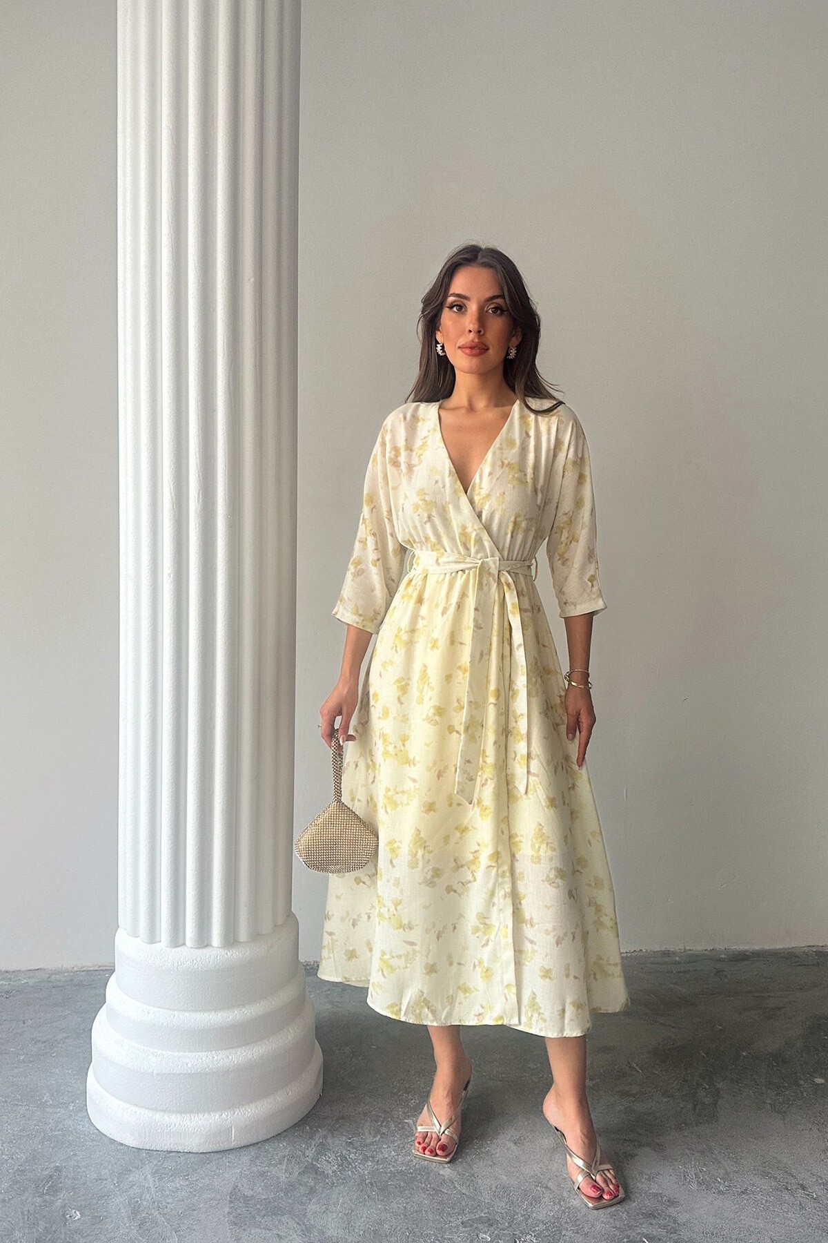 Tereyağı Sarısı Kuşaklı Beli Lastikli Kruvaze Yaka Midi Boy Keten Elbise