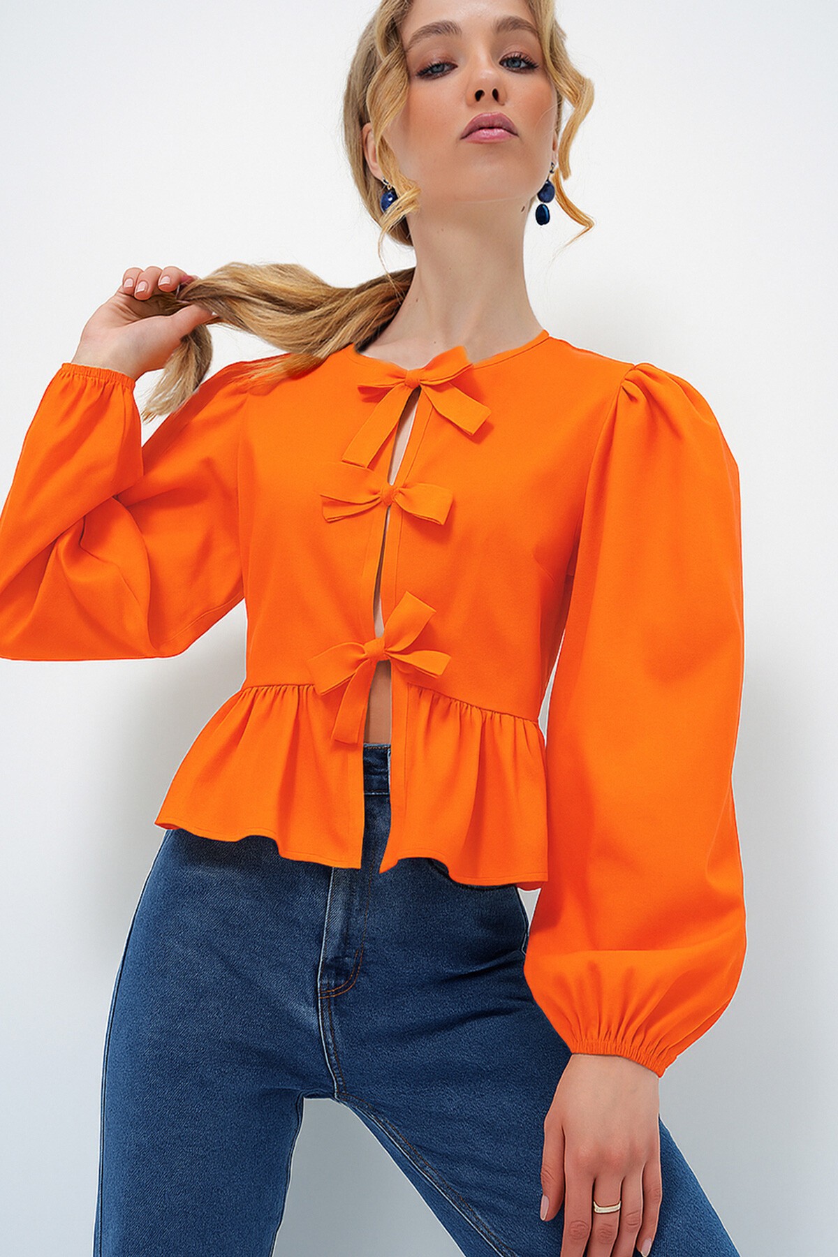 Turuncu Bisiklet Yaka Fiyonk Bağlamalı Prenses Kol Poplin Bluz