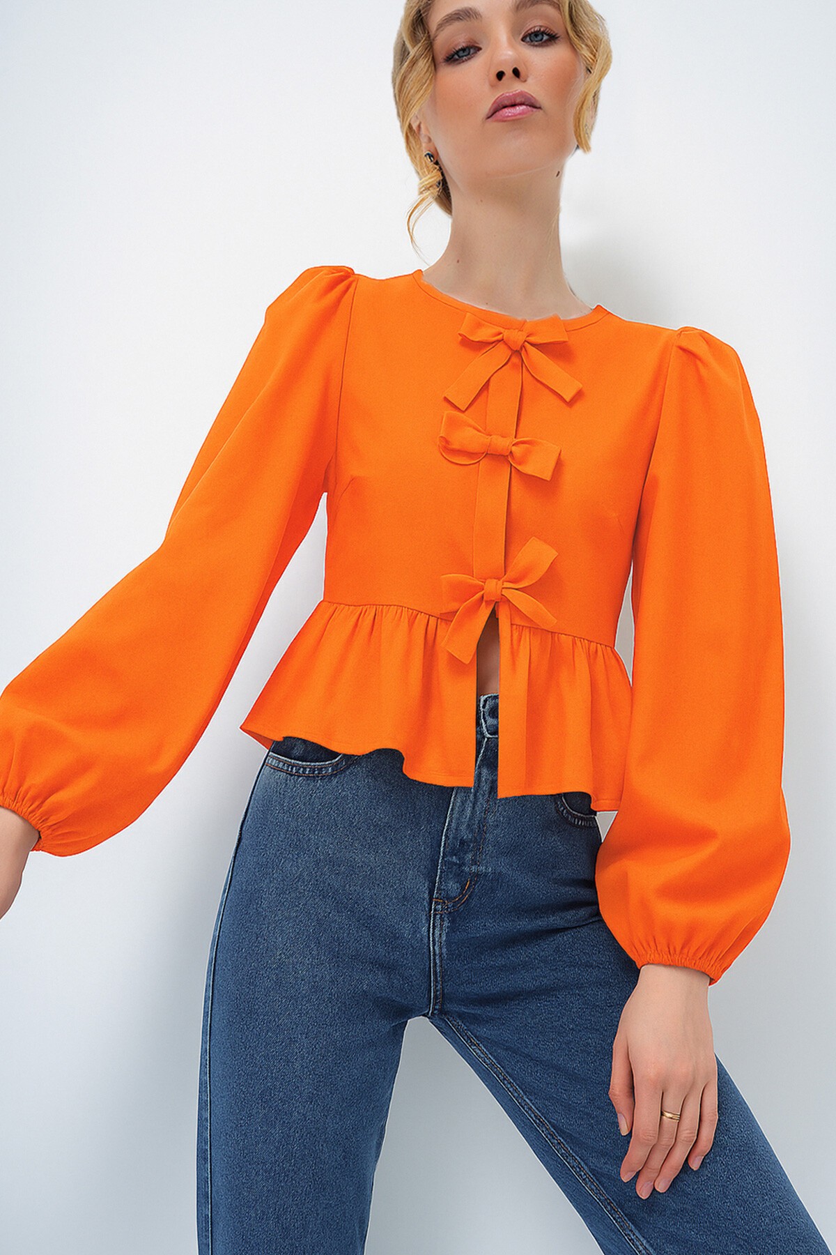 Turuncu Bisiklet Yaka Fiyonk Bağlamalı Prenses Kol Poplin Bluz