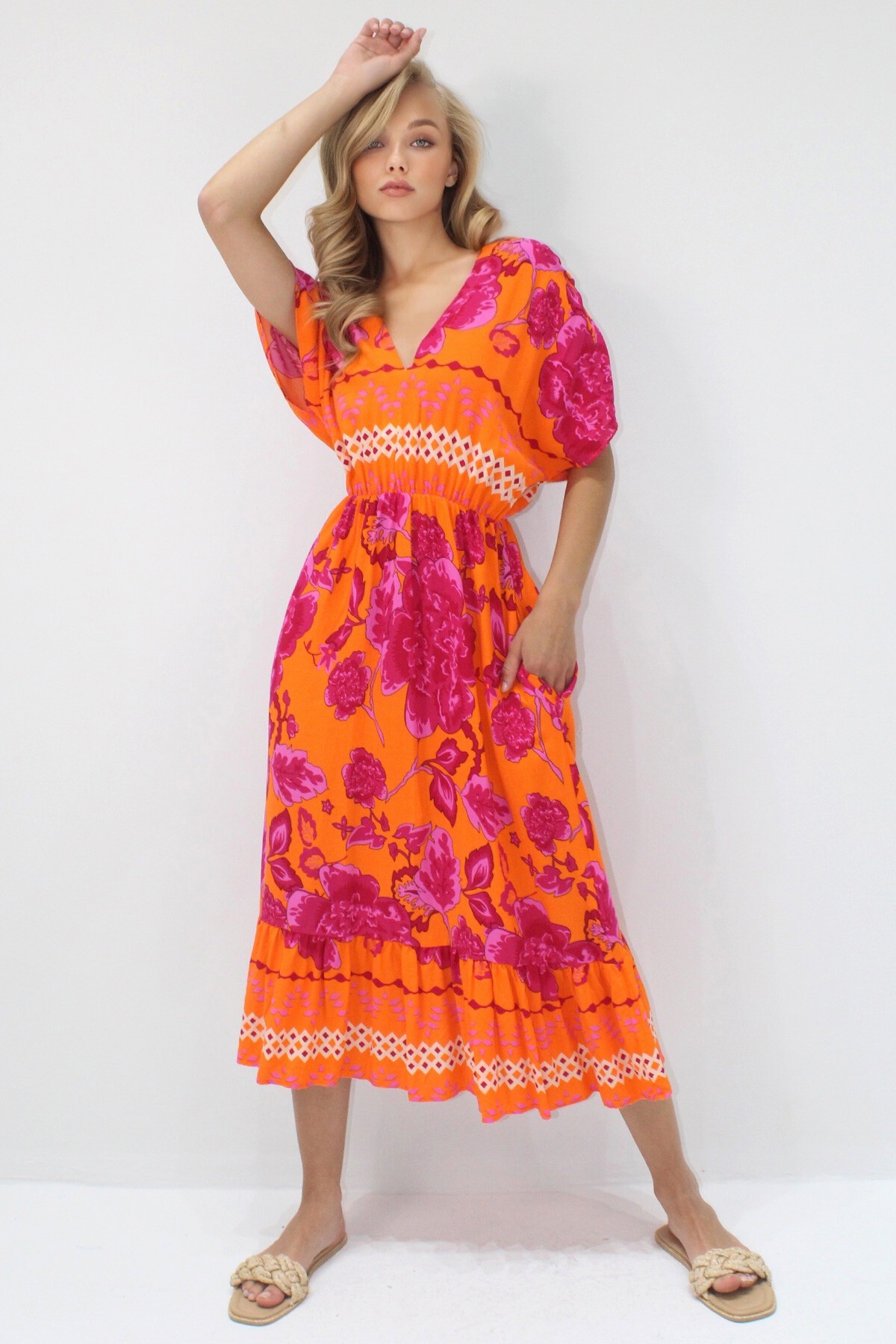 Turuncu Fuşya Ön Arka V Yaka Desenli Eteği Volanlı Yazlık Dokuma Elbise