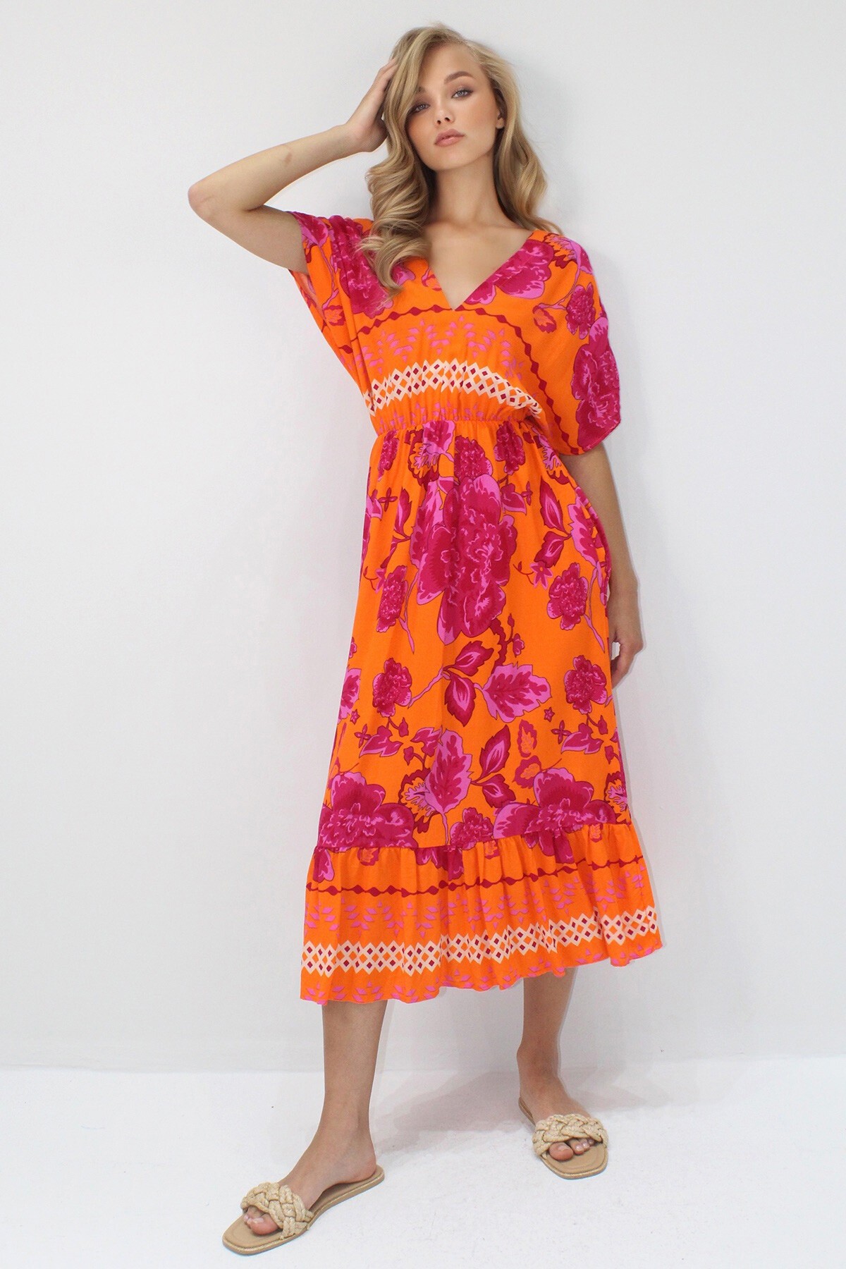 Turuncu Fuşya Ön Arka V Yaka Desenli Eteği Volanlı Yazlık Dokuma Elbise