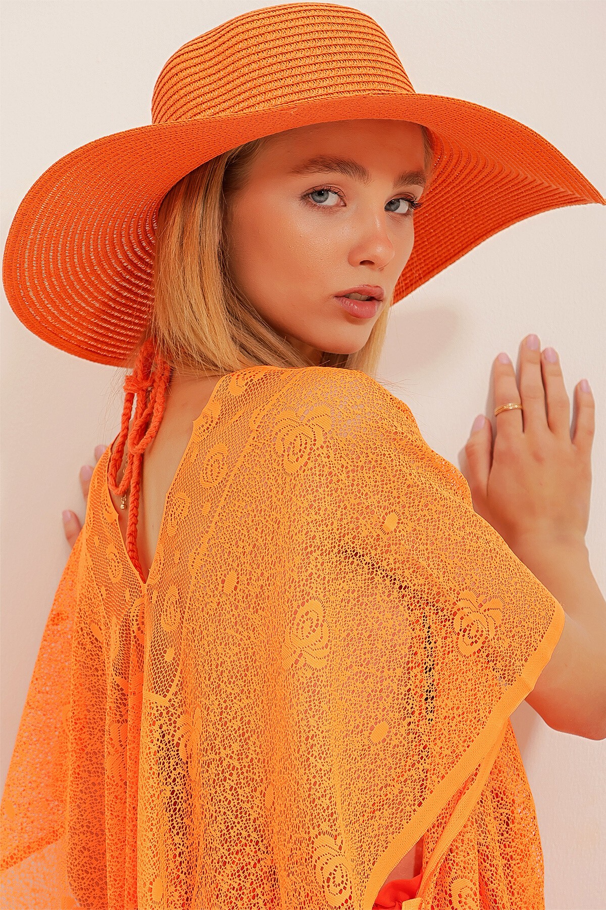 Turuncu Geniş Hasır Şapka