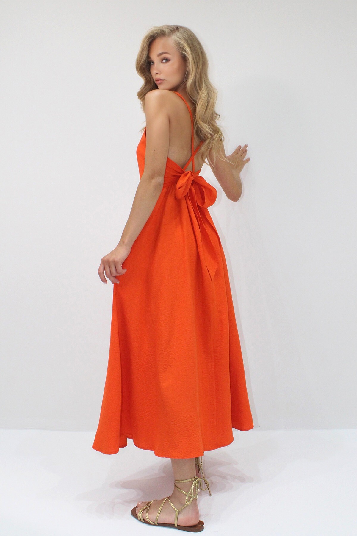 Turuncu İp Askılı Sırtı Bağlama Detaylı Maxi Boy Yazlık Elbise