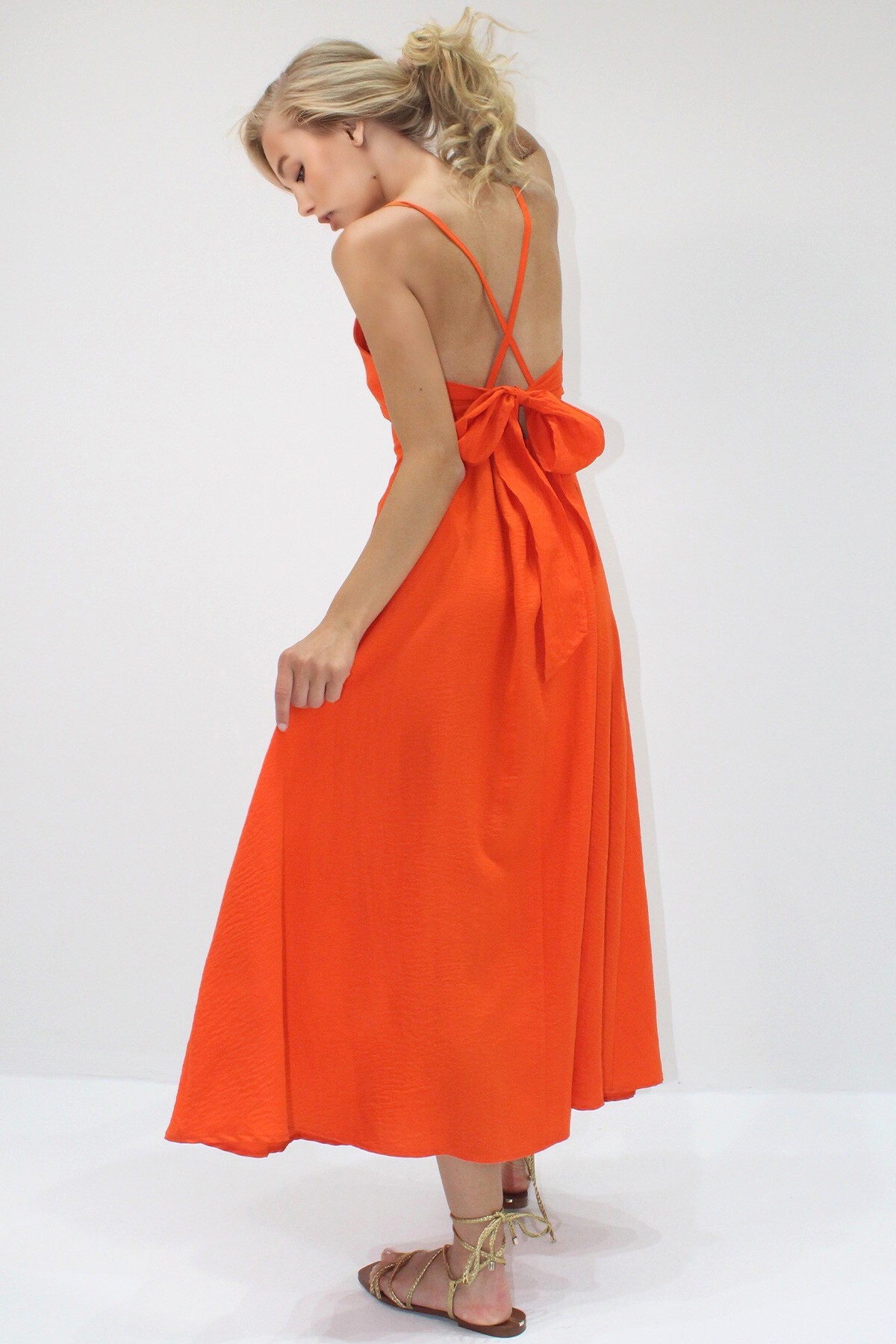 Turuncu İp Askılı Sırtı Bağlama Detaylı Maxi Boy Yazlık Elbise