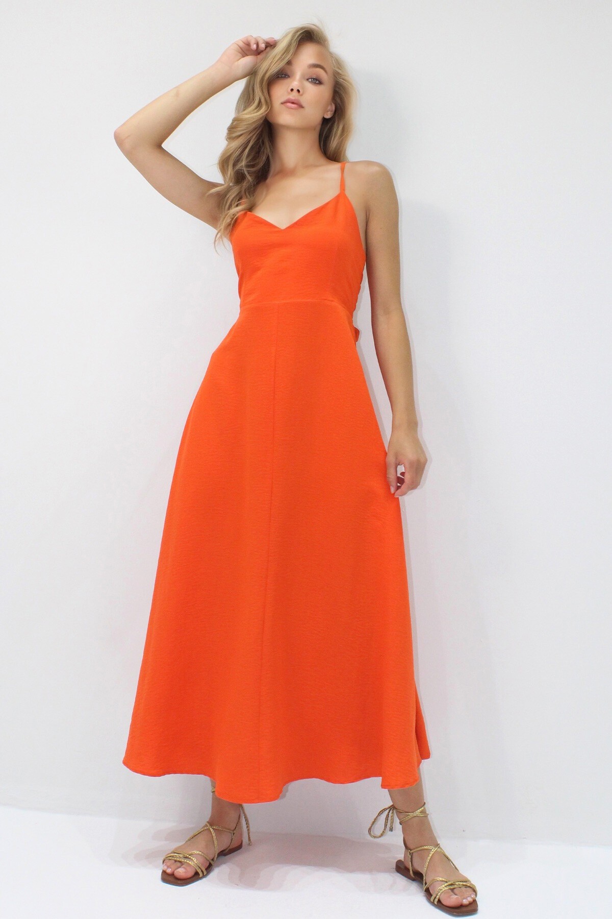 Turuncu İp Askılı Sırtı Bağlama Detaylı Maxi Boy Yazlık Elbise