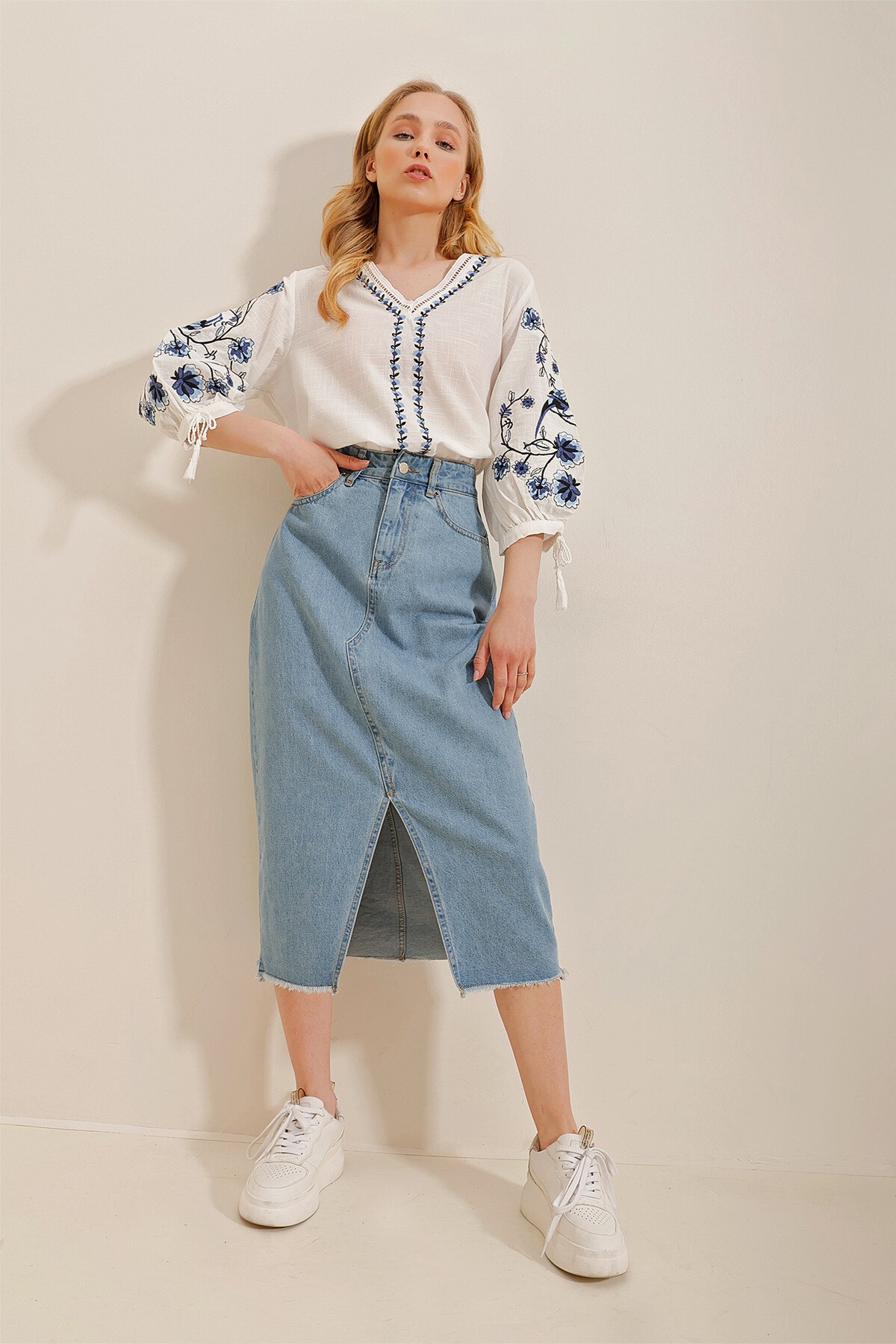 Beyaz V Yaka Karpuz Kol Nakışlı Keten Bluz