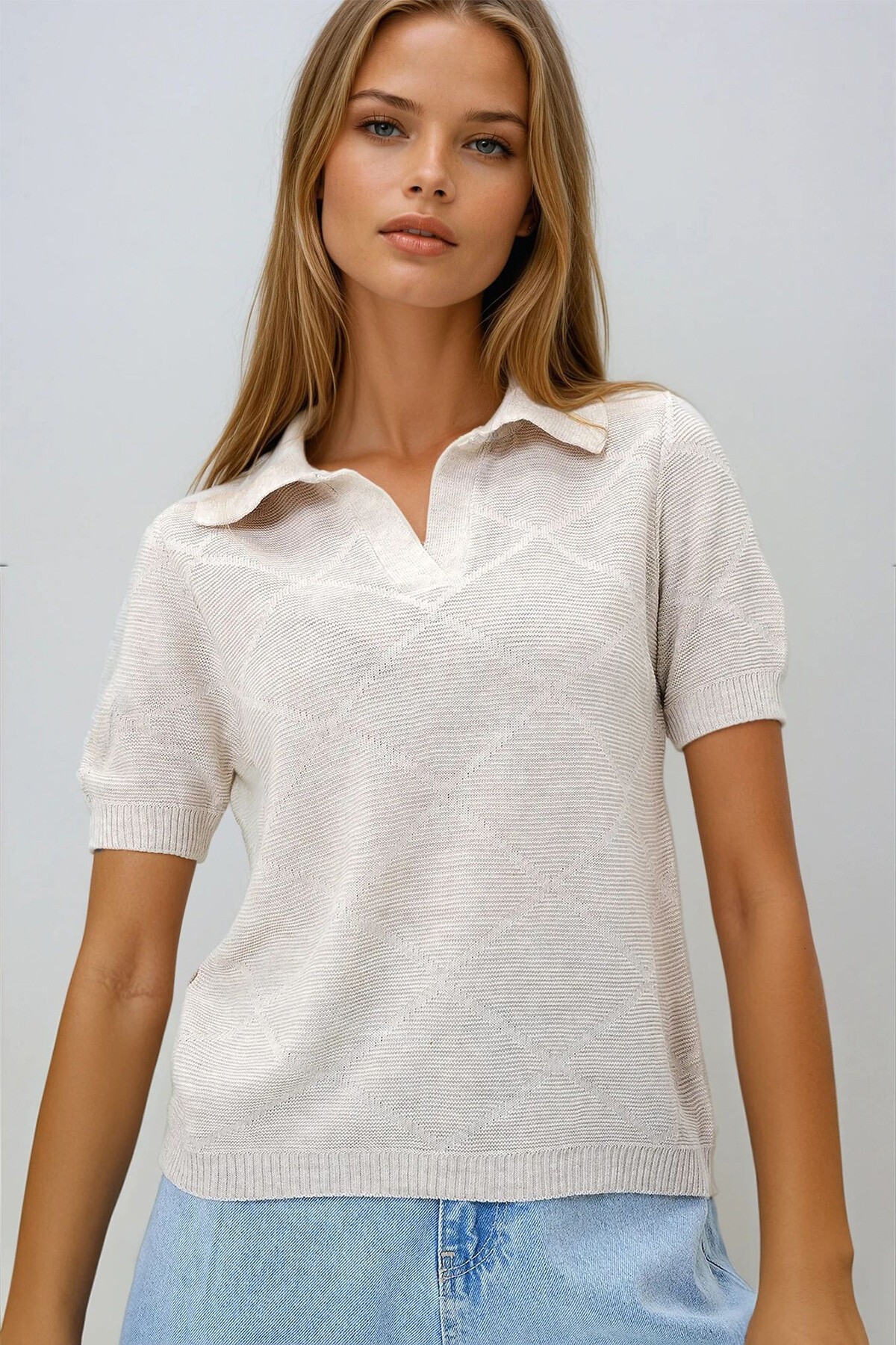 Vanilya Polo Yaka Kısa Kol Kendinden Desenli Triko Bluz