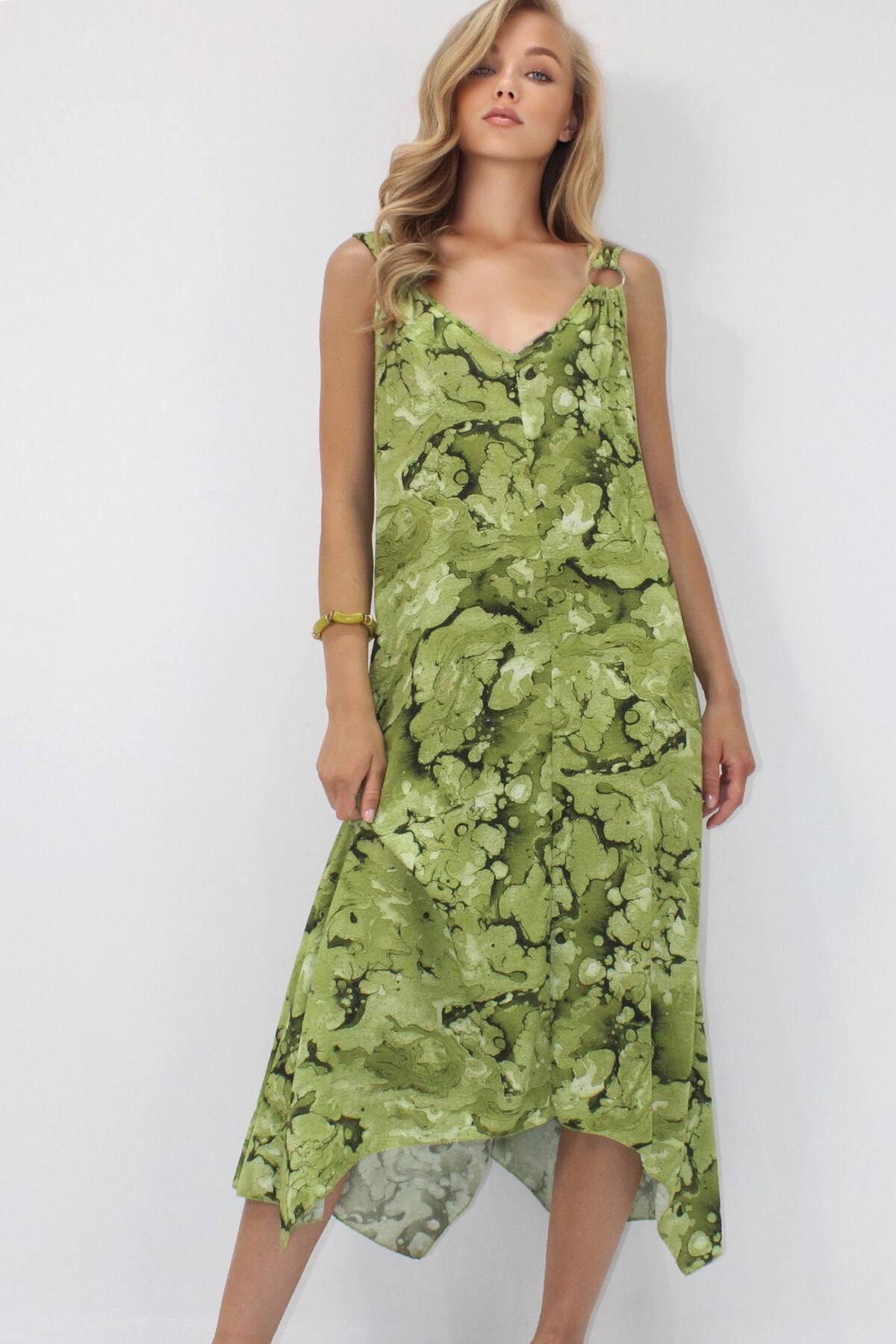 Yeşil Asimetrik Kesim Askılı Halka Detaylı Rahat Kalıp Dokuma Viskon Elbise