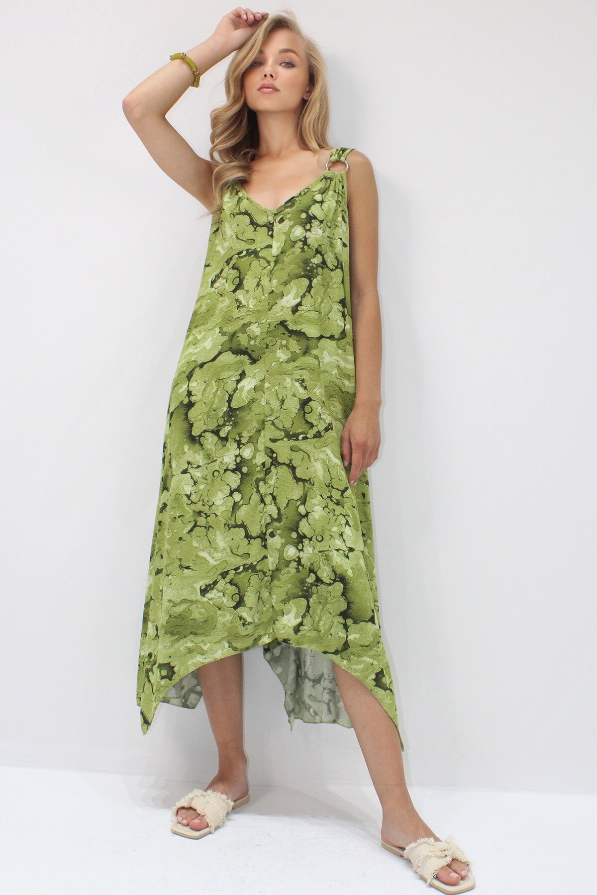 Yeşil Asimetrik Kesim Askılı Halka Detaylı Rahat Kalıp Dokuma Viskon Elbise