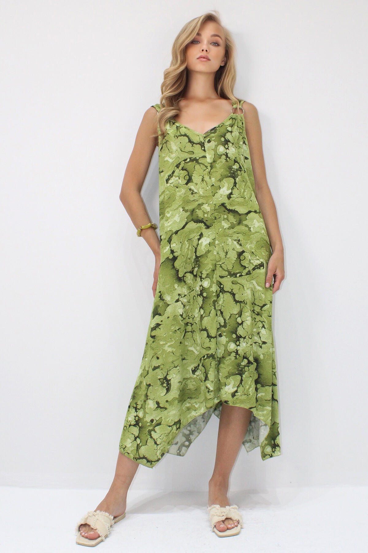 Yeşil Asimetrik Kesim Askılı Halka Detaylı Rahat Kalıp Dokuma Viskon Elbise