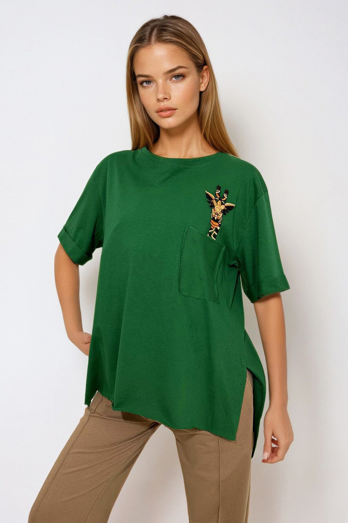Yeşil Bisiklet Yaka Tek Cepli Zürafa Nakış İşlemeli Duble Kol Lazer Kesim Oversize T Shirt