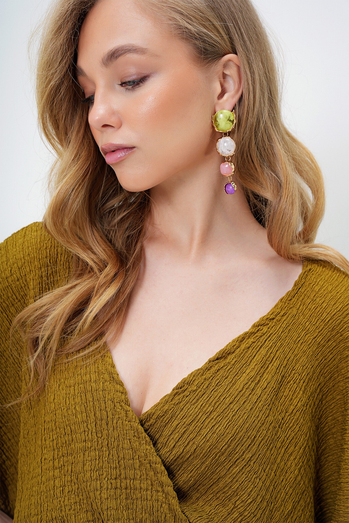 Yeşil Gold Detaylı Sedefli Sallantı Küpe