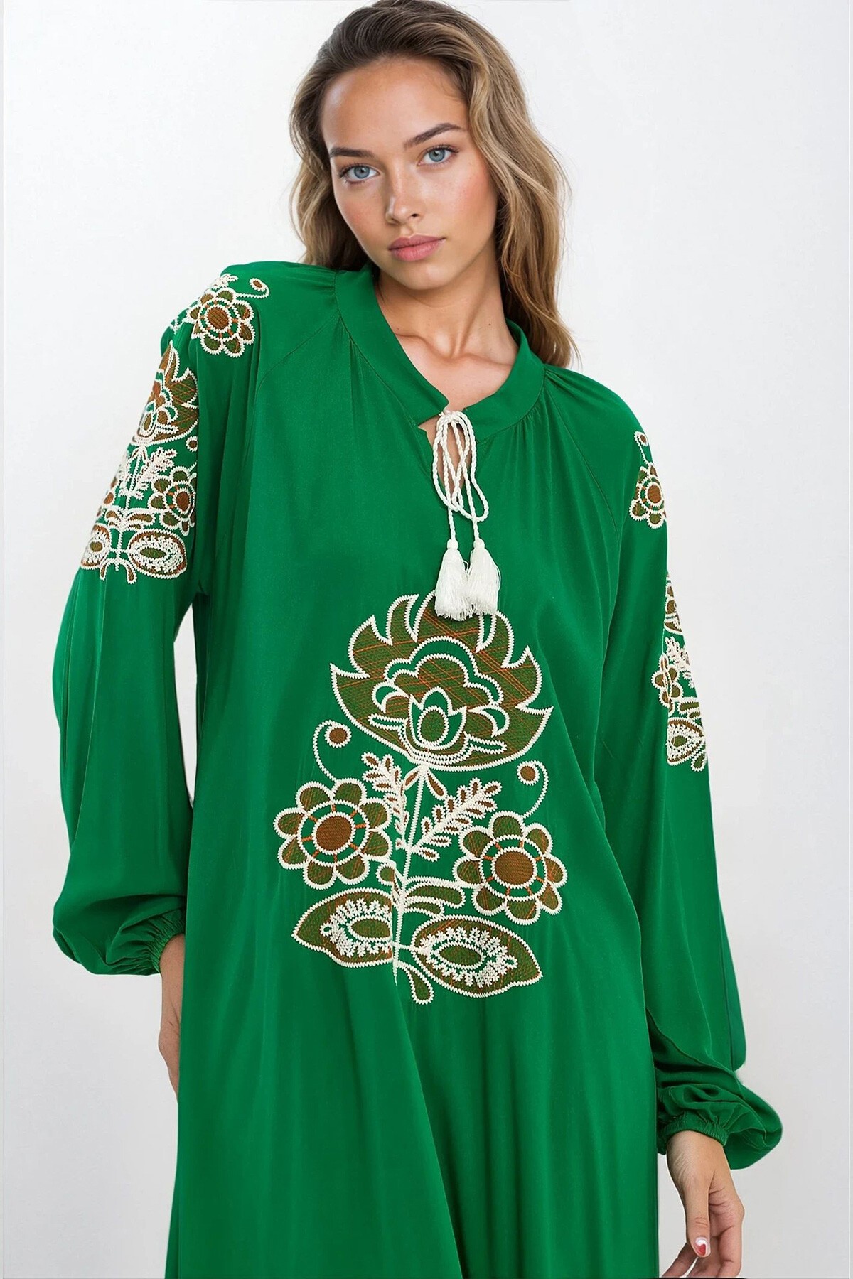 Yeşil Hakim Yaka Bağcıklı Nakış İşlemeli Büyük Beden Elbise