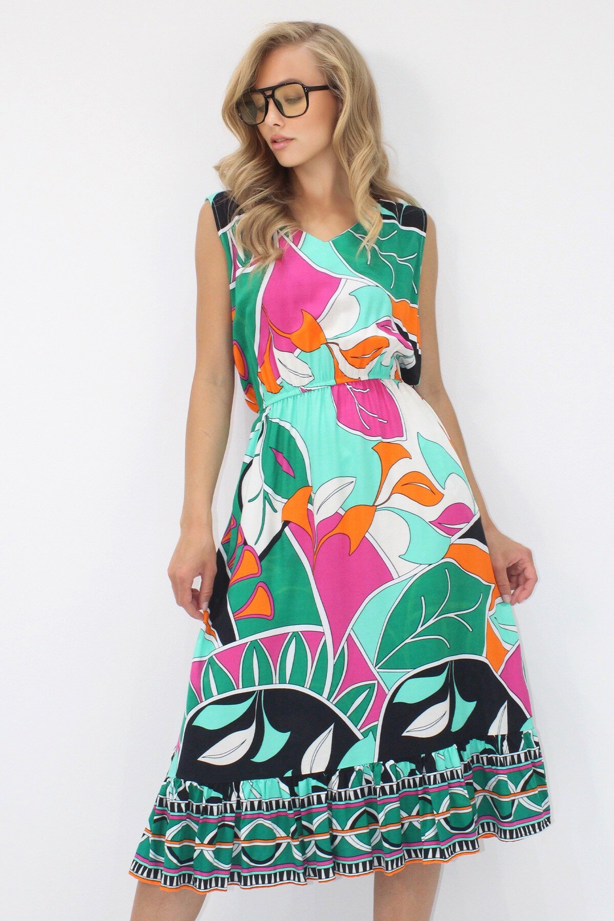 Yeşil Ön Arka V Yaka Desenli Eteği Volanlı Midi Boy Dokuma Viskon Elbise