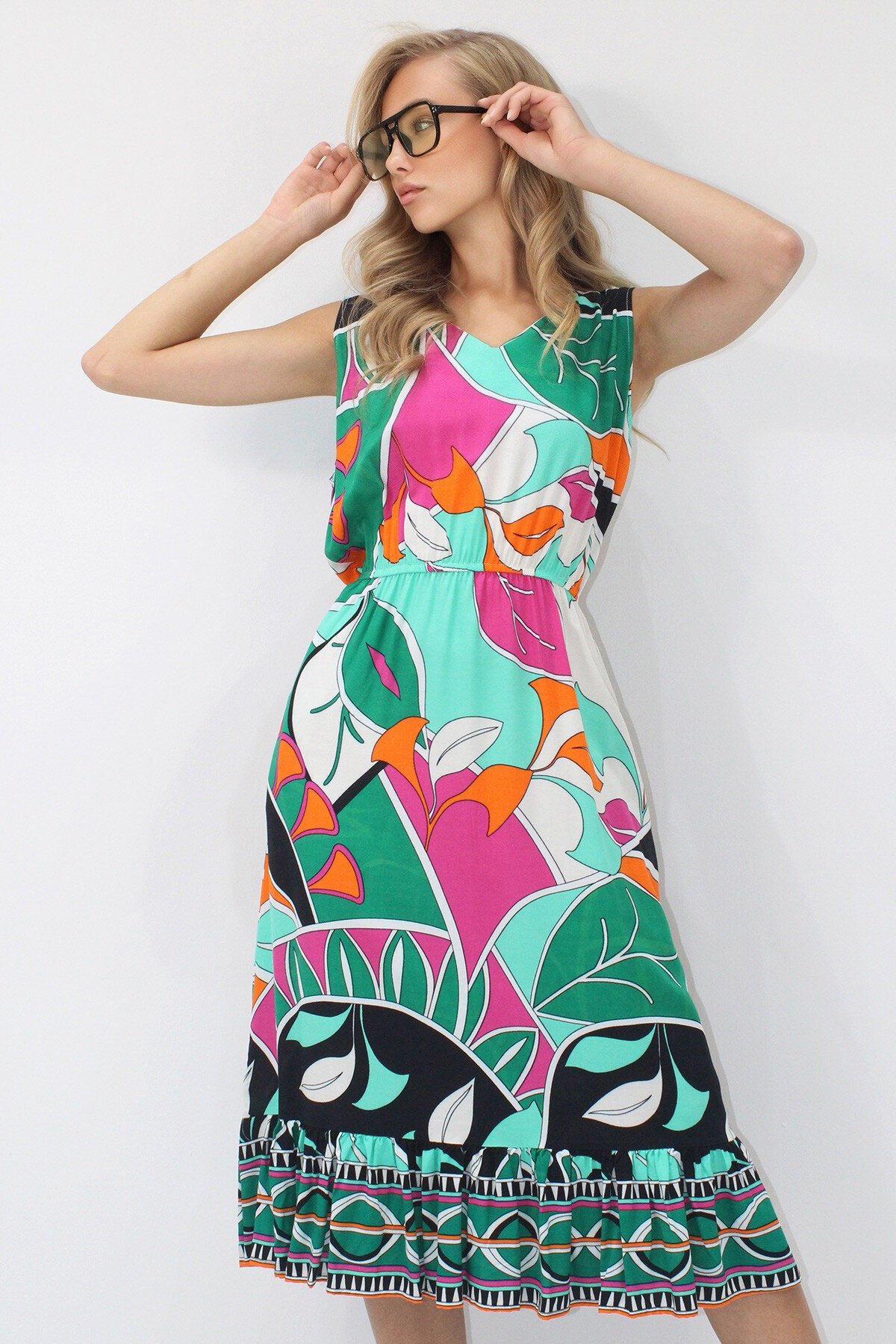 Yeşil Ön Arka V Yaka Desenli Eteği Volanlı Midi Boy Dokuma Viskon Elbise