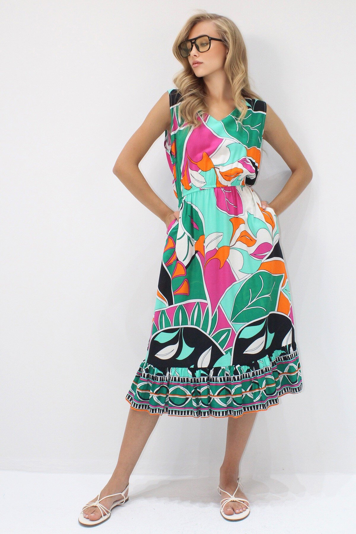 Yeşil Ön Arka V Yaka Desenli Eteği Volanlı Midi Boy Dokuma Viskon Elbise