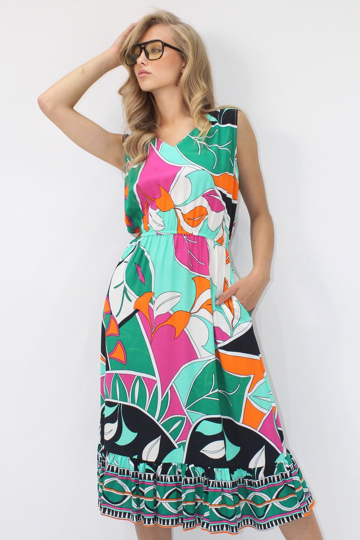 Yeşil Ön Arka V Yaka Desenli Eteği Volanlı Midi Boy Dokuma Viskon Elbise