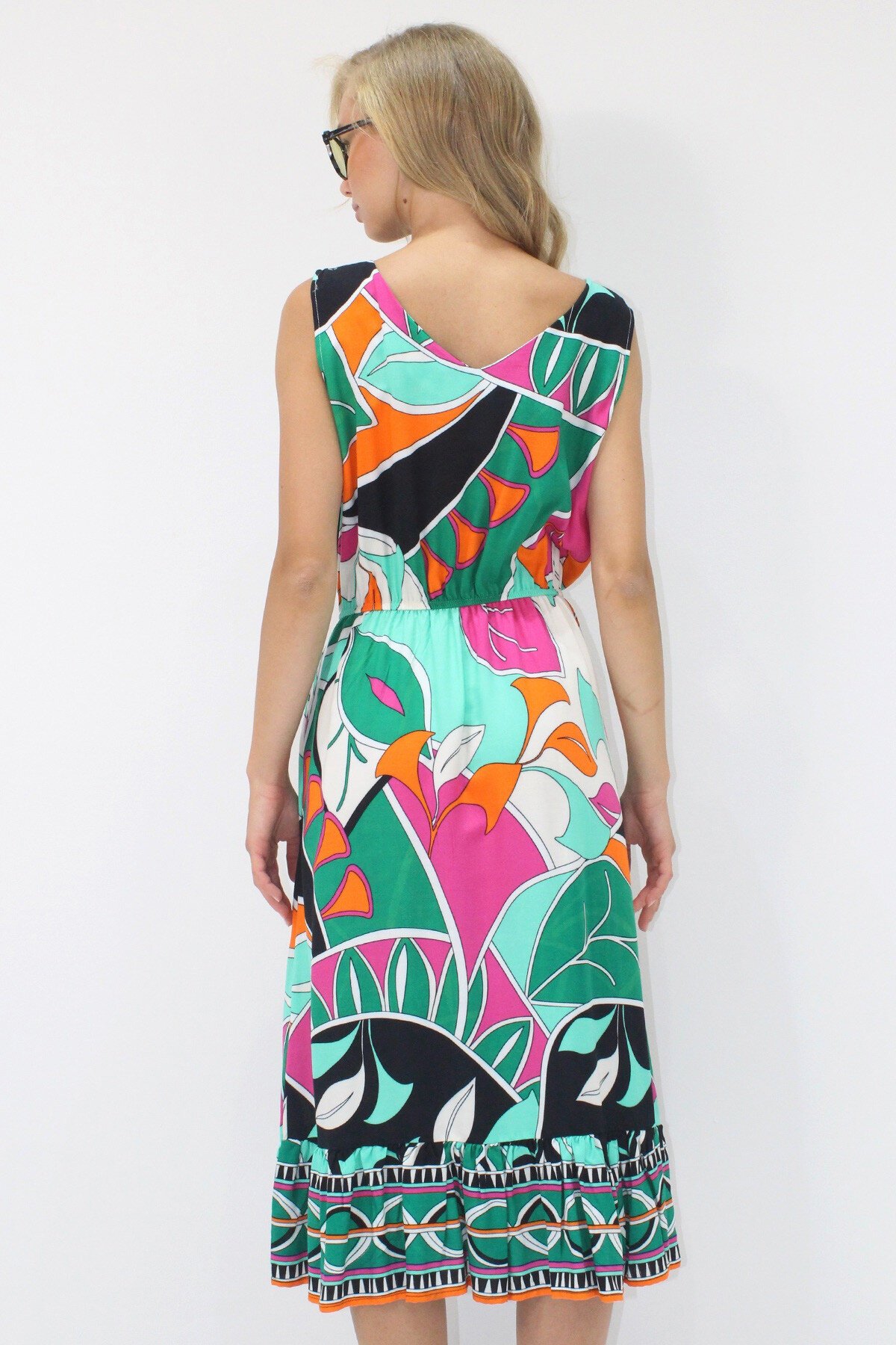 Yeşil Ön Arka V Yaka Desenli Eteği Volanlı Midi Boy Dokuma Viskon Elbise