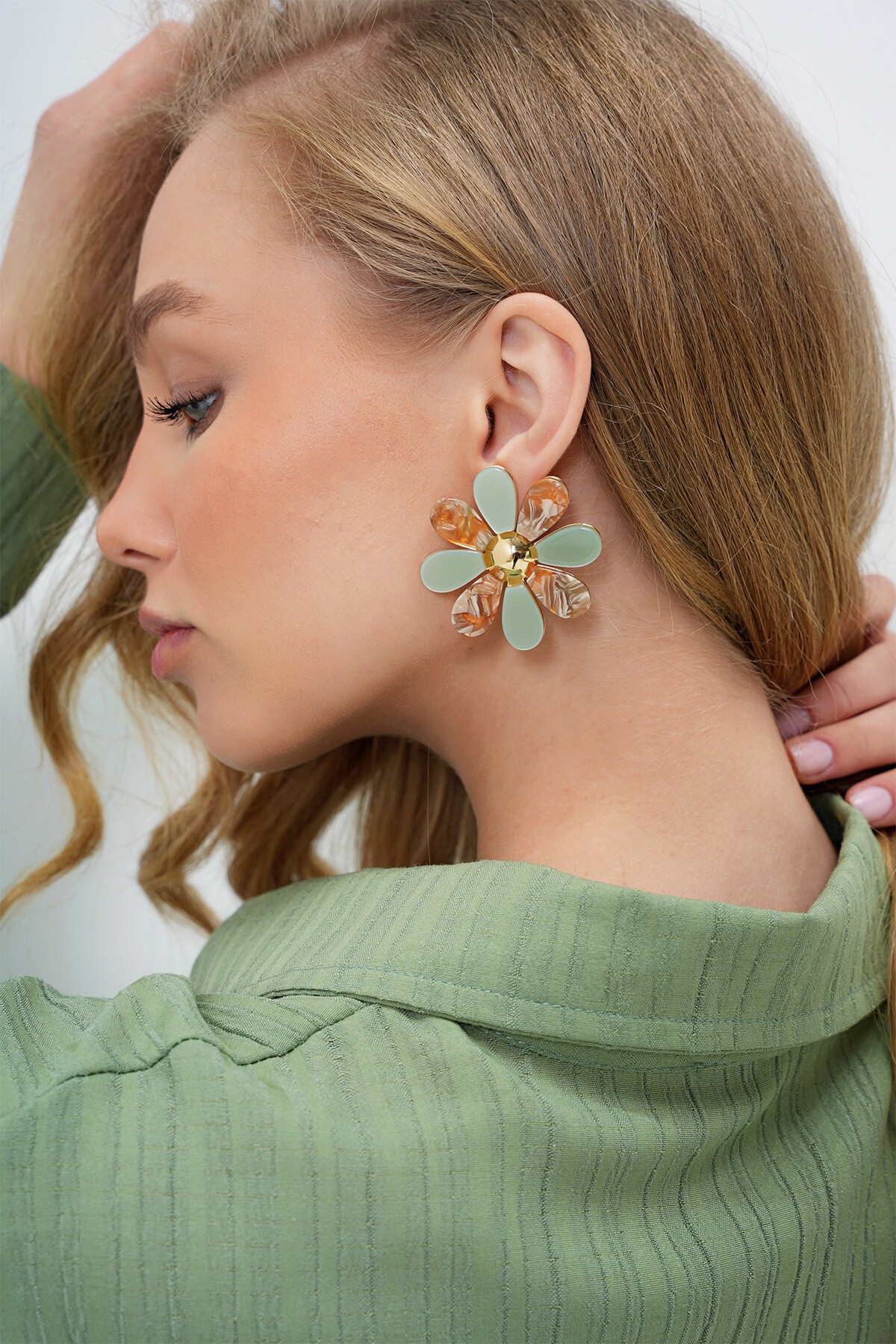 Yeşil Papatya Motifli Sedefli Küpe