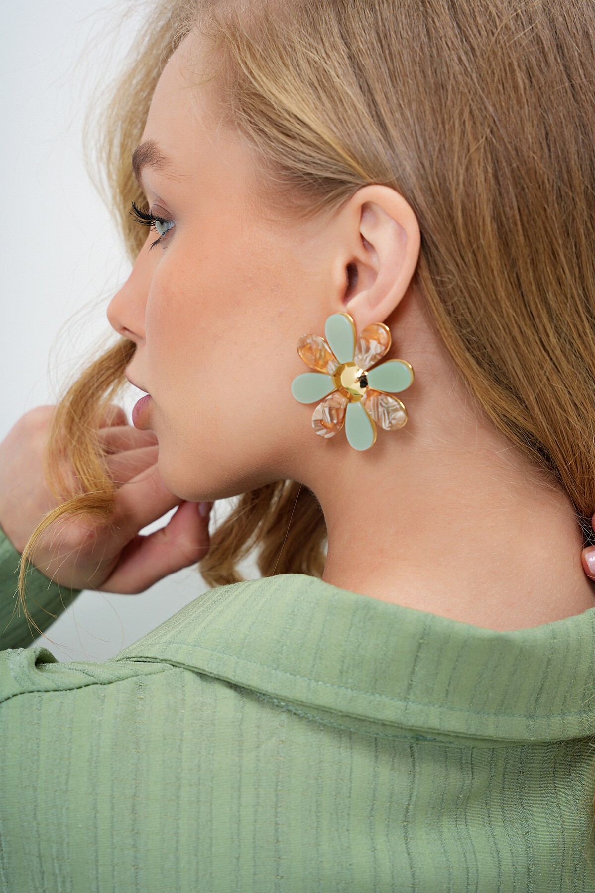 Yeşil Papatya Motifli Sedefli Küpe