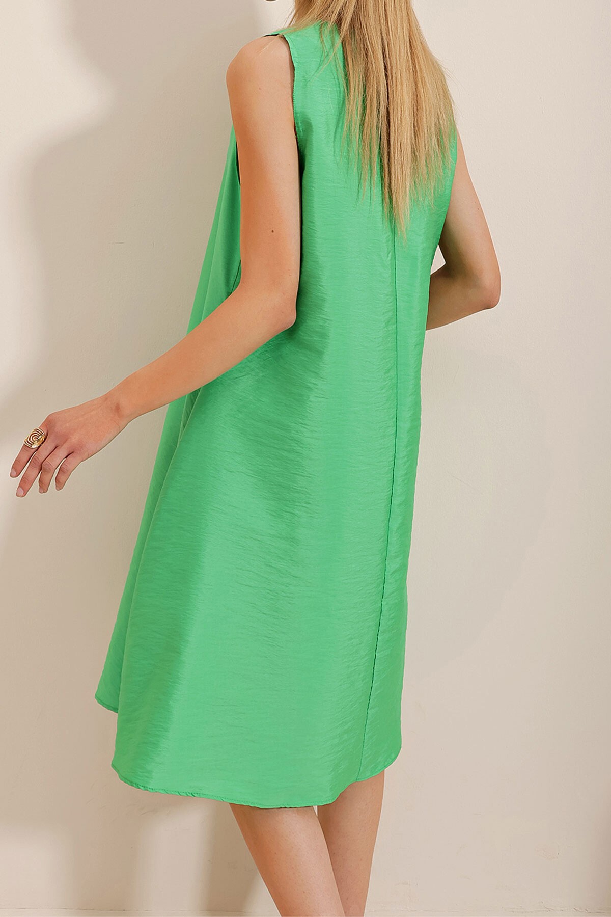 Yeşil V Yaka Çift Cepli Aerobin Dokuma Elbise