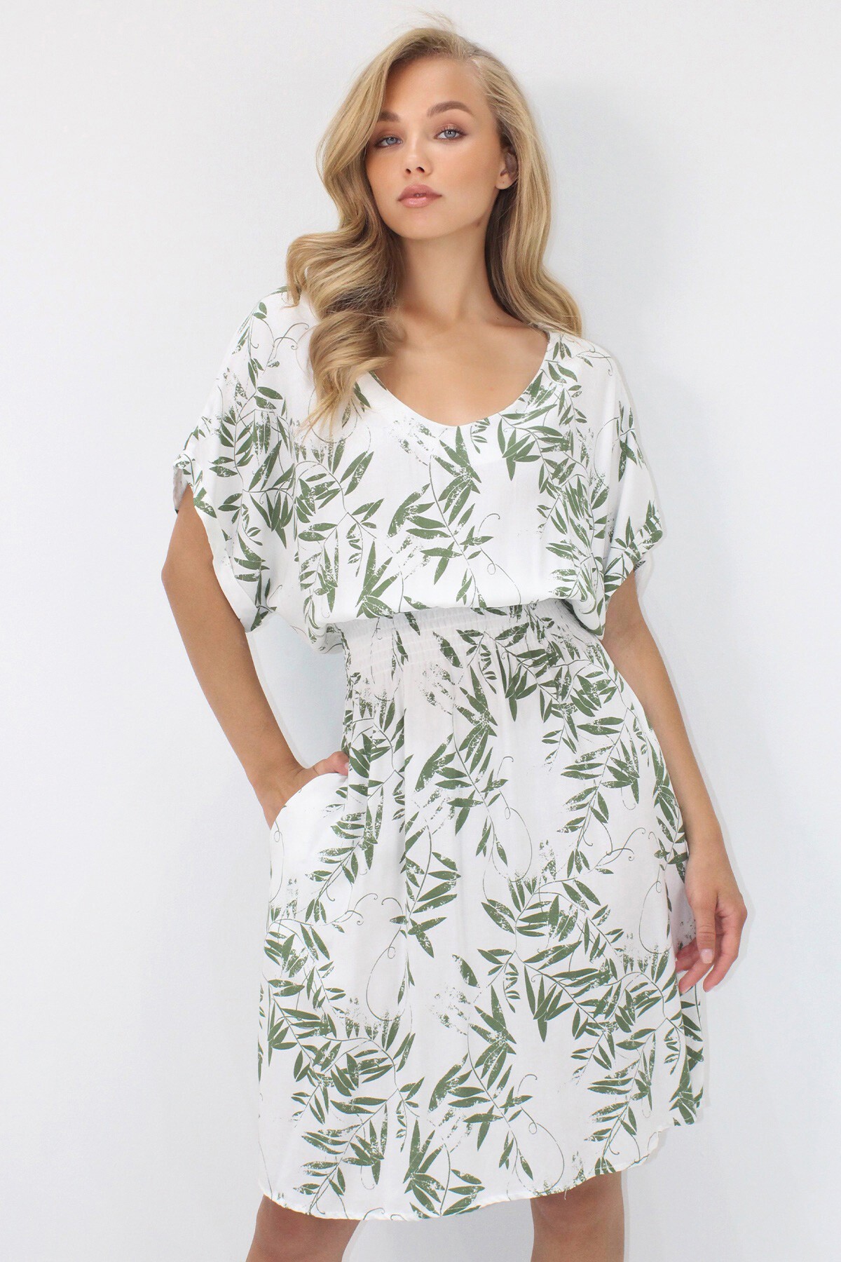 Yeşil V Yaka Çift Cepli Desenli Beli Gipeli Dokuma Viskon Elbise