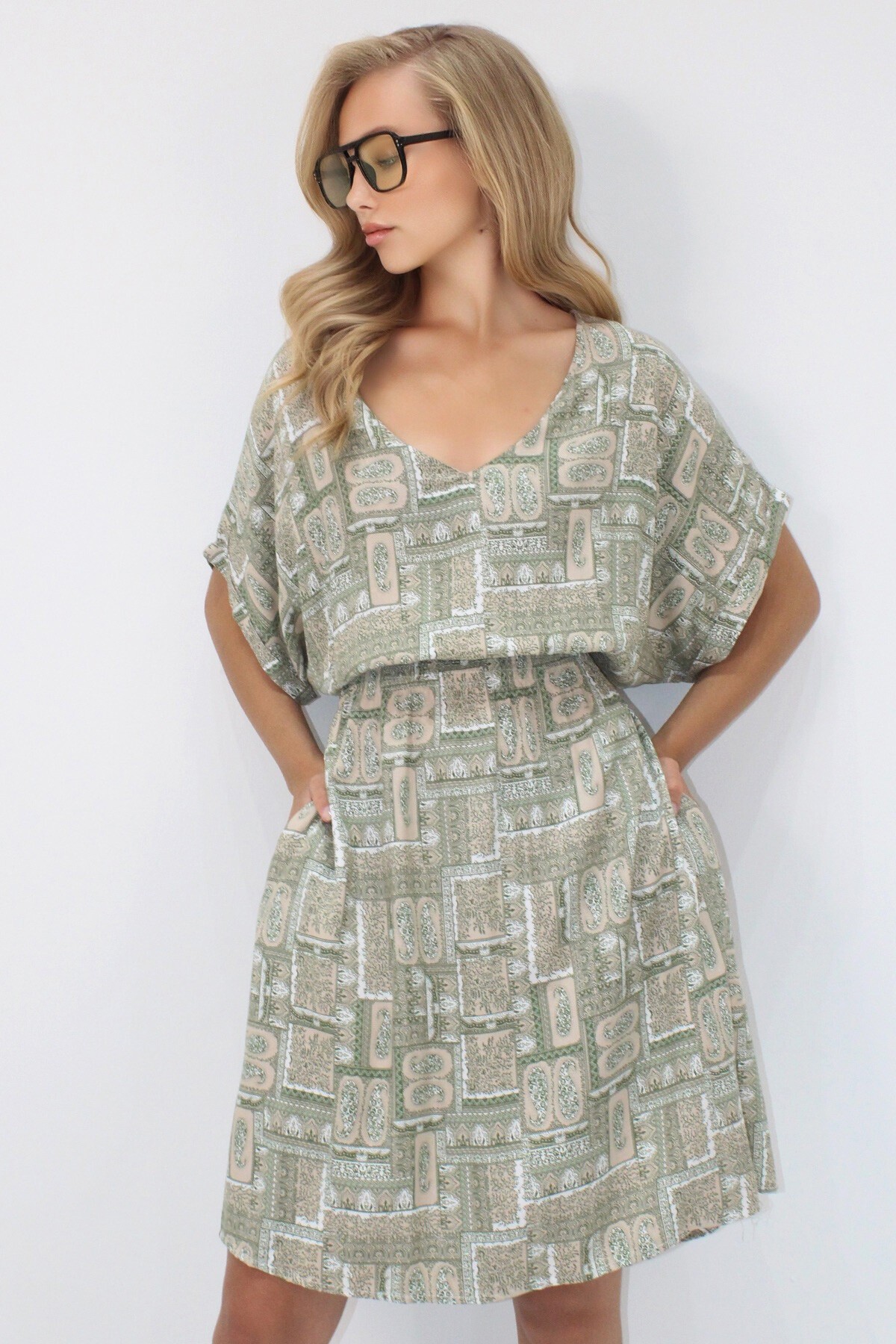 Yeşil V Yaka Çift Cepli Etnik Desenli Beli Gipeli Dokuma Viskon Elbise