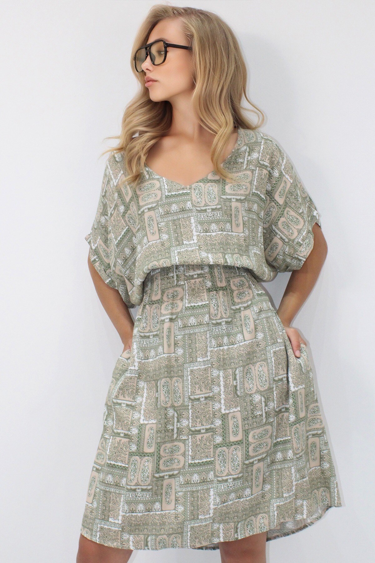 Yeşil V Yaka Çift Cepli Etnik Desenli Beli Gipeli Dokuma Viskon Elbise