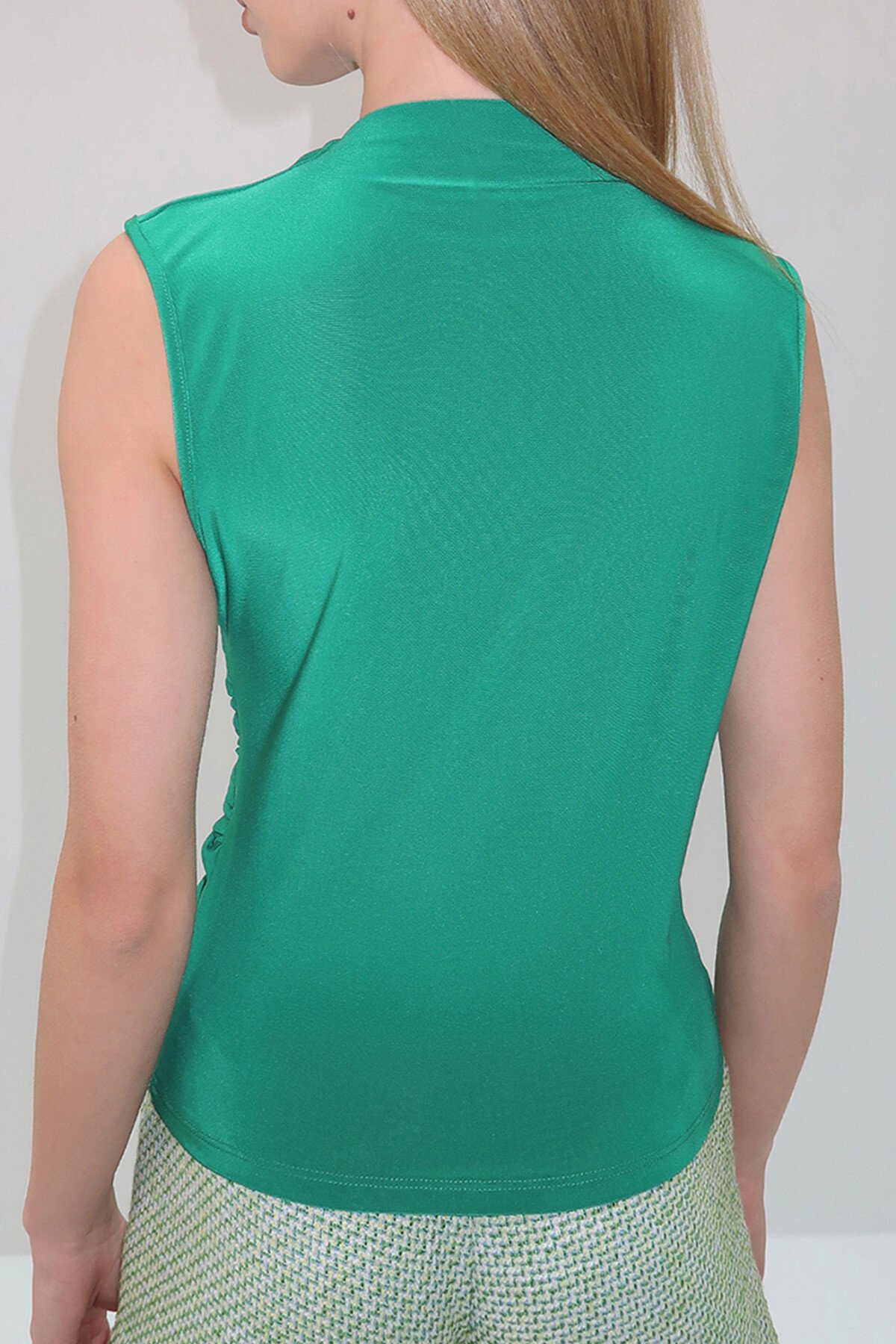 Zümrüt Yeşili Dik Yaka Omuz Drapeli Kolsuz Sandy Bluz