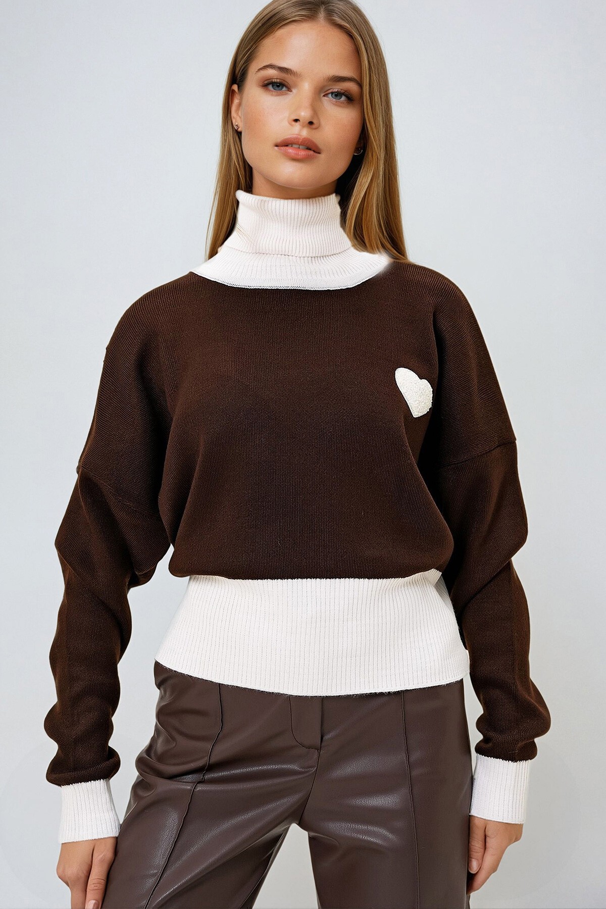 Acı Kahve Balıkçı Yaka Renk Bloklu Kalpli Crop Kışlık Triko Kazak