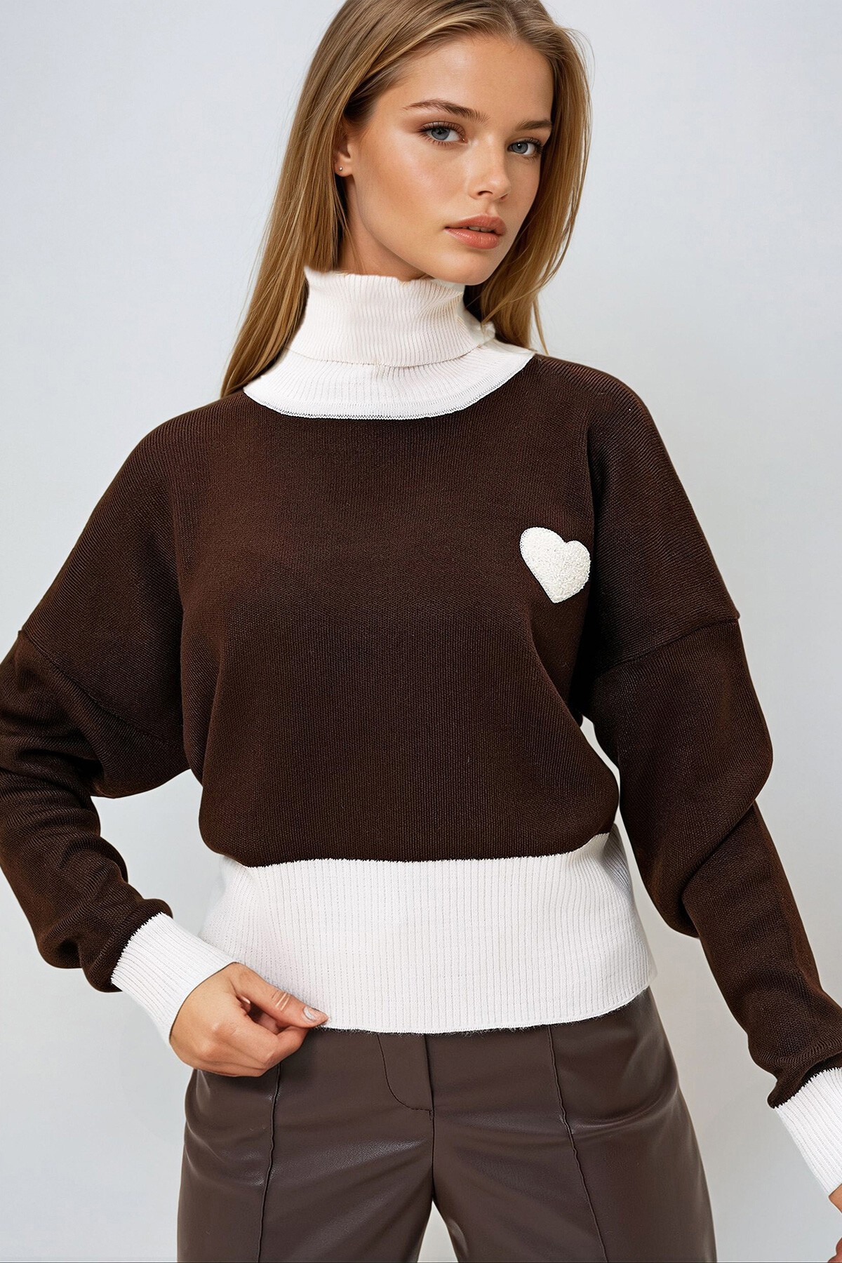 Acı Kahve Balıkçı Yaka Renk Bloklu Kalpli Crop Kışlık Triko Kazak