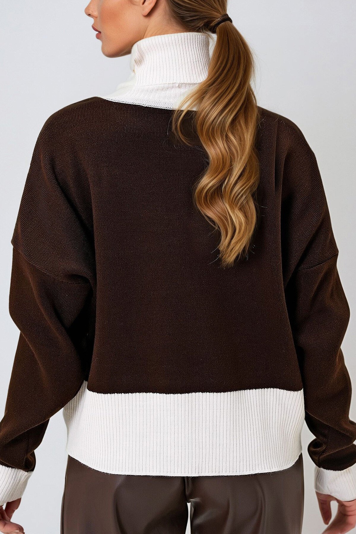 Acı Kahve Balıkçı Yaka Renk Bloklu Kalpli Crop Kışlık Triko Kazak