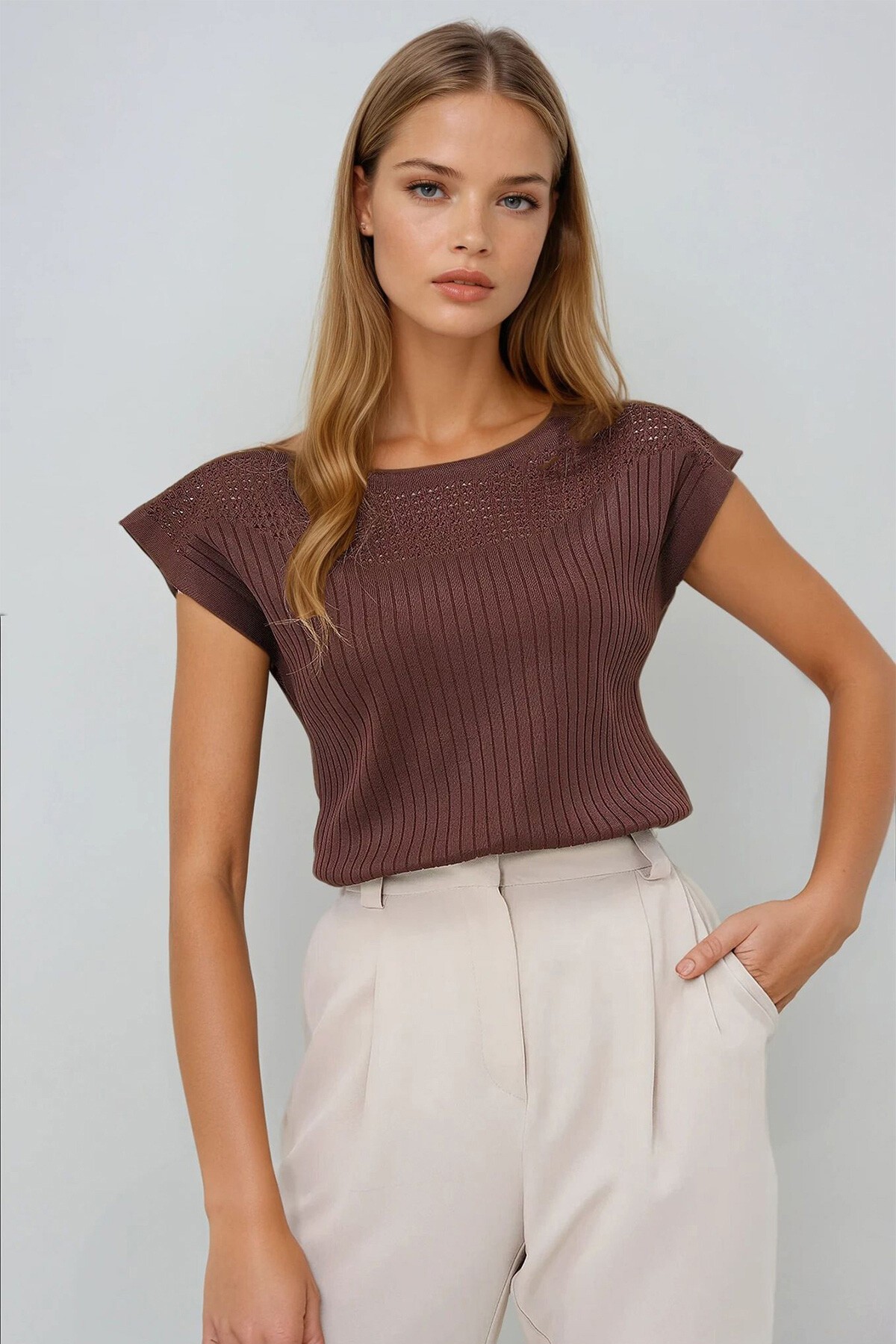 Acı Kahve Kayık Yaka Omuzları Delik Ajurlu Kolsuz Triko Bluz