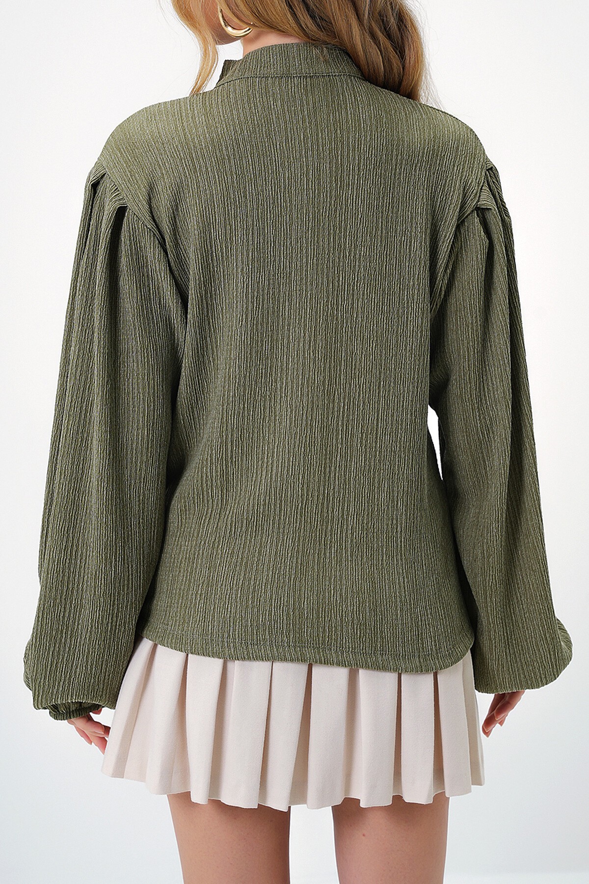 Açık Haki Hakim Yaka Önü Düğmeli Balon Kol Dokulu Bürümcük Gömlek Bluz