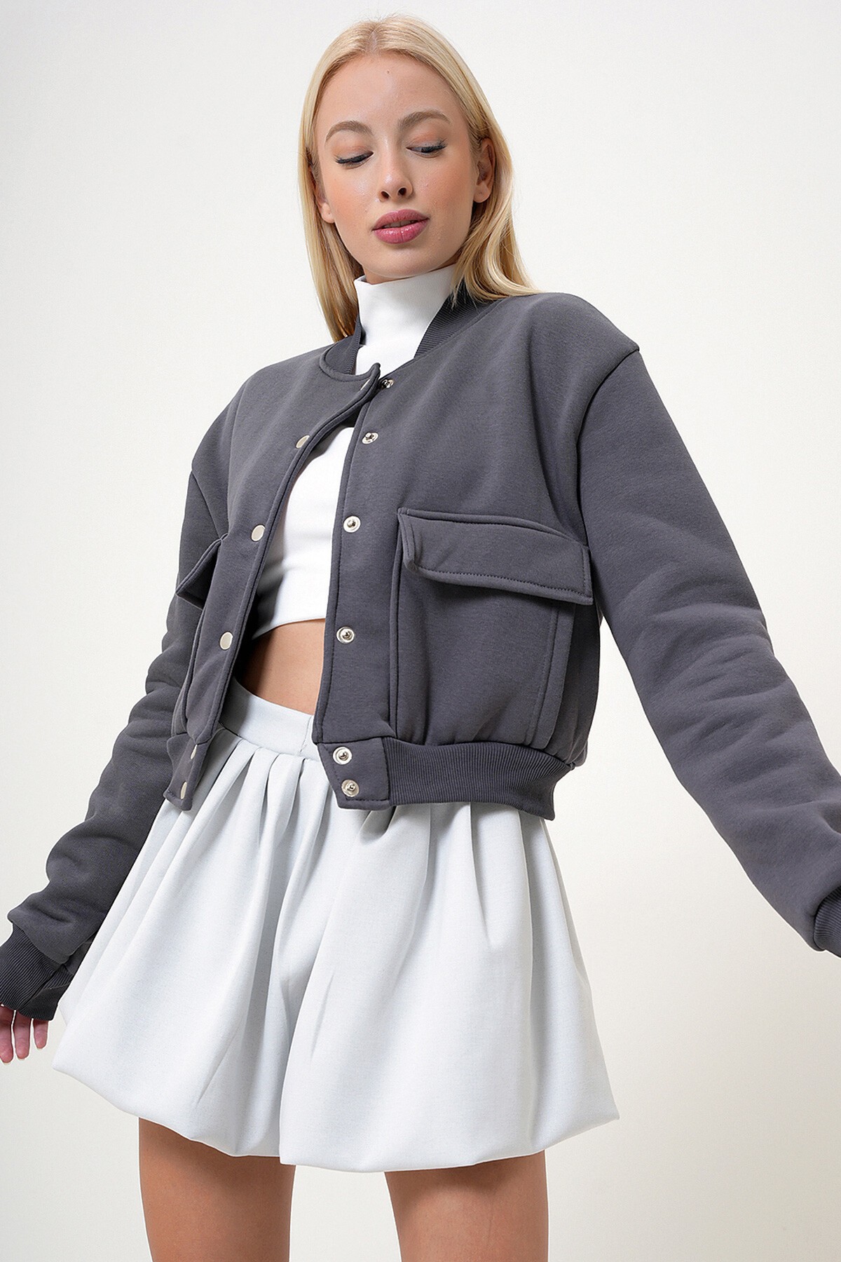 Antrasit Çıt Çıt Kapamalı Çift Cepli İçi Şardonlu Crop Ceket