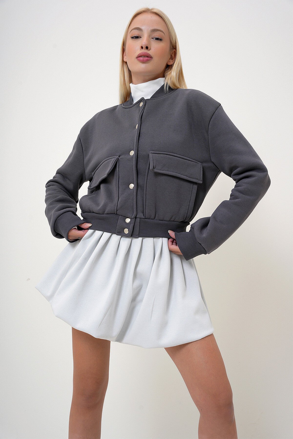 Antrasit Çıt Çıt Kapamalı Çift Cepli İçi Şardonlu Crop Ceket