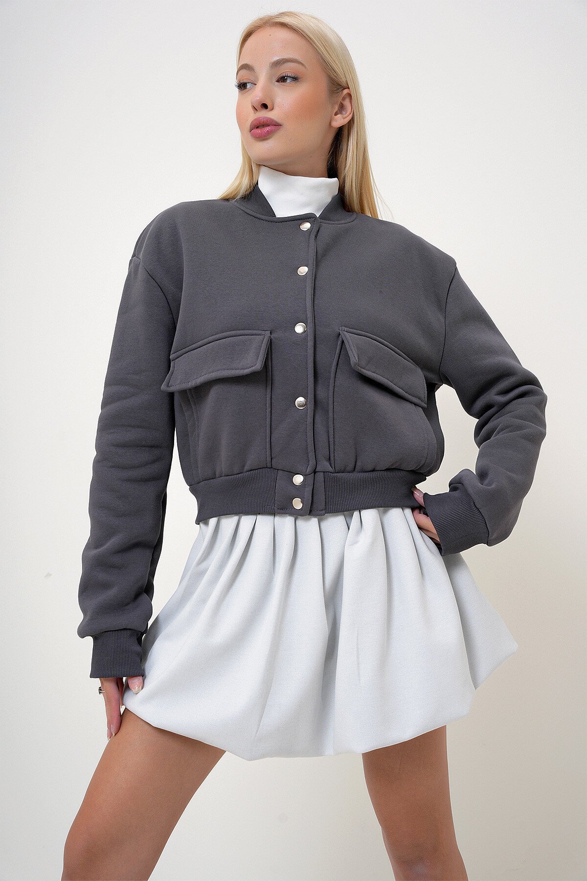 Antrasit Çıt Çıt Kapamalı Çift Cepli İçi Şardonlu Crop Ceket