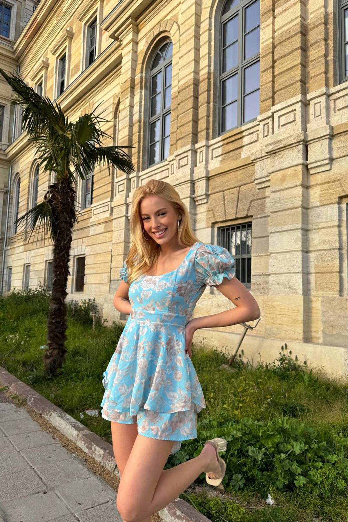 Bebe Mavi Kare Yaka Sırt Detaylı Şortlu Çiçek Detay Mini Elbise