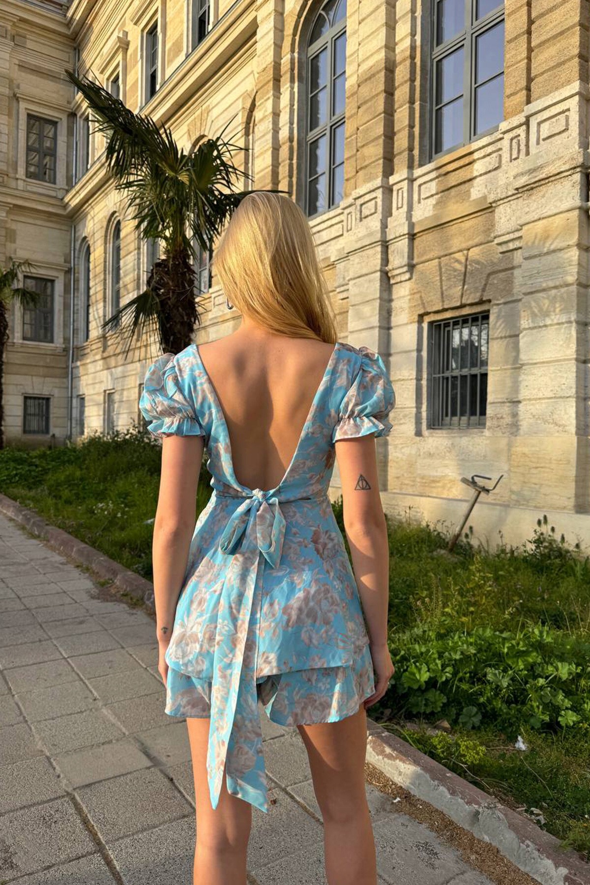 Bebe Mavi Kare Yaka Sırt Detaylı Şortlu Çiçek Detay Mini Elbise