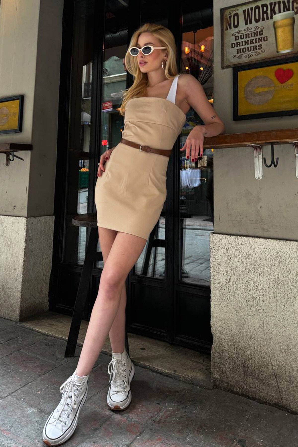 Bej Askılı Straplez Görünümlü Kemerli Mini Elbise