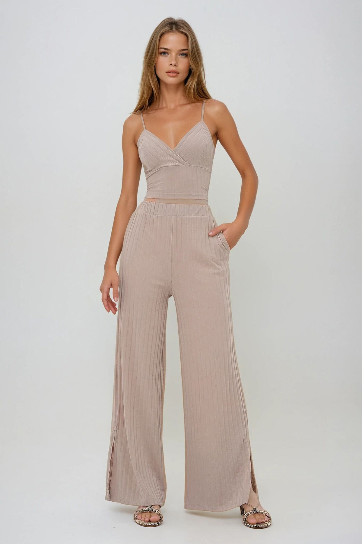 Bej Ayarlanabilir İp Askılı Kruvaze Büstiyer Ve Yırtmaçlı Palazzo Pantolon Takım