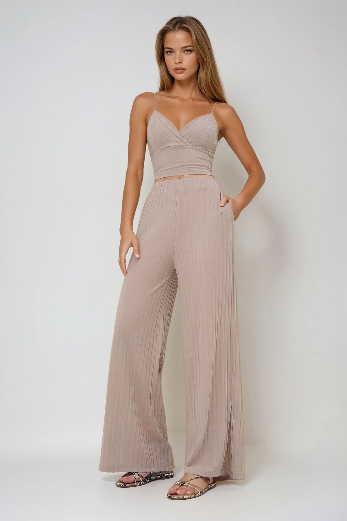 Bej Ayarlanabilir İp Askılı Kruvaze Büstiyer Ve Yırtmaçlı Palazzo Pantolon Takım