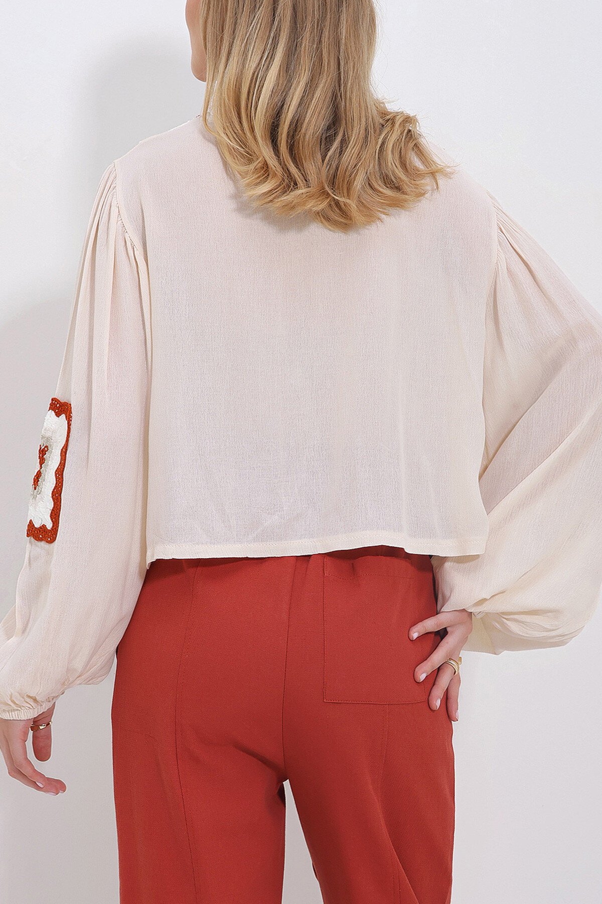 Bej Bisiklet Yaka Kolları Dokuma Motifli Kroşatalı Örgü Bluz