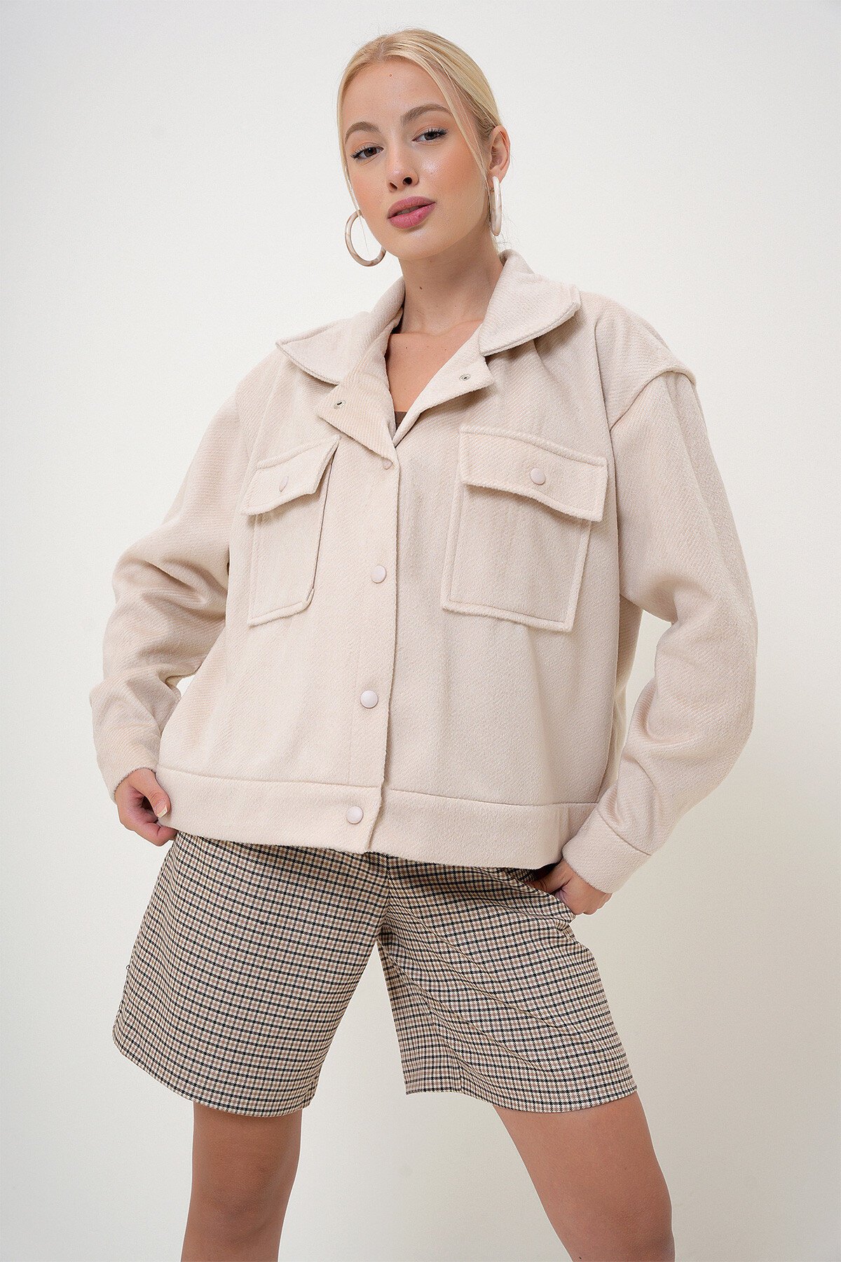 Bej Çift Cepli Çıt Çıt Kapamalı Kaşmir Mont