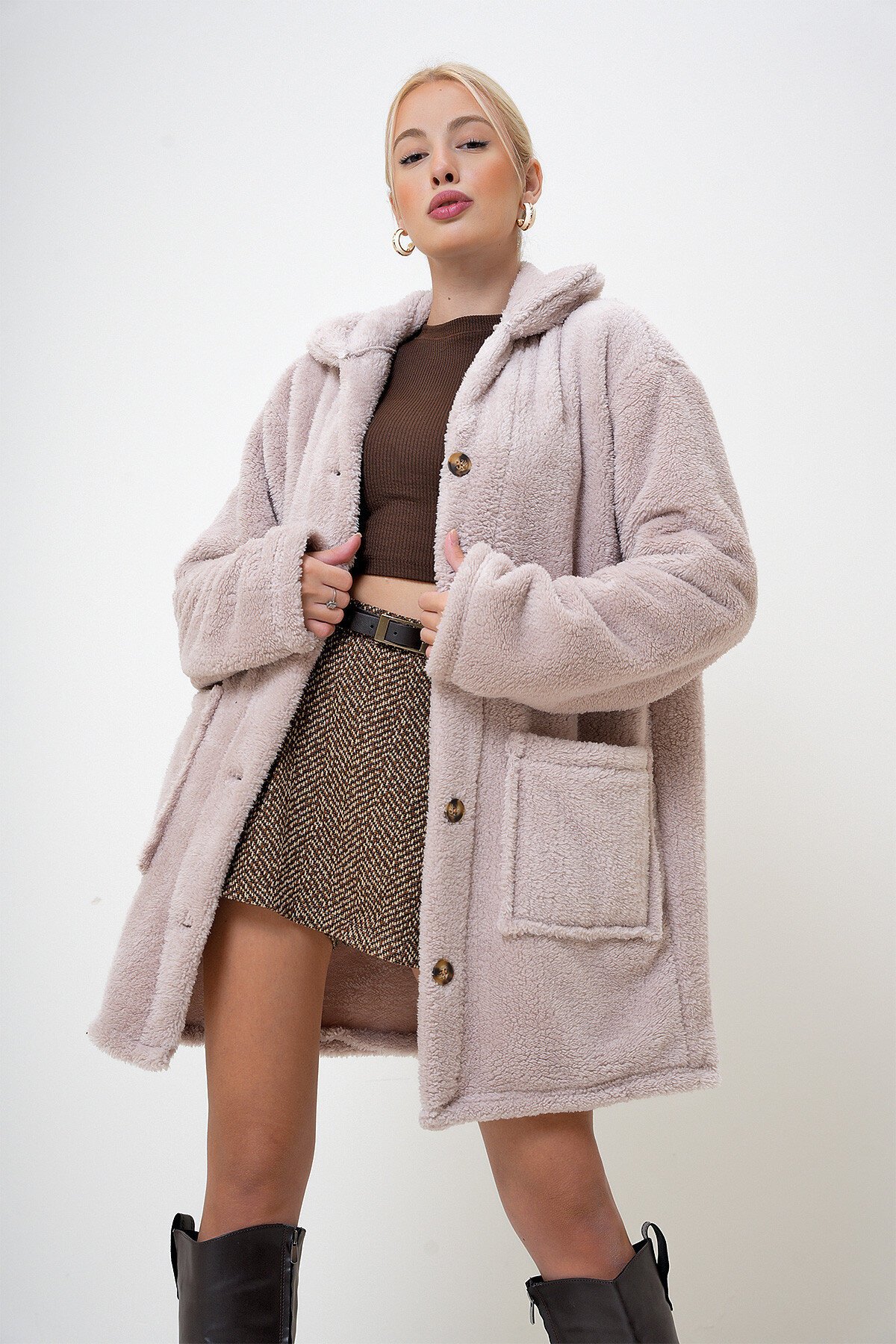 Bej Çift Cepli Önü Düğmeli Oversize Peluş Ceket