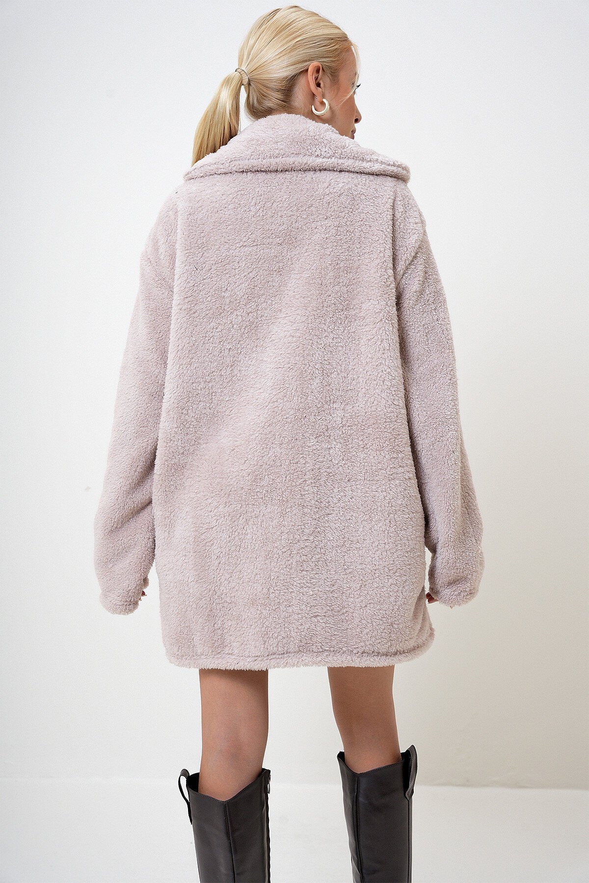 Bej Çift Cepli Önü Düğmeli Oversize Peluş Ceket