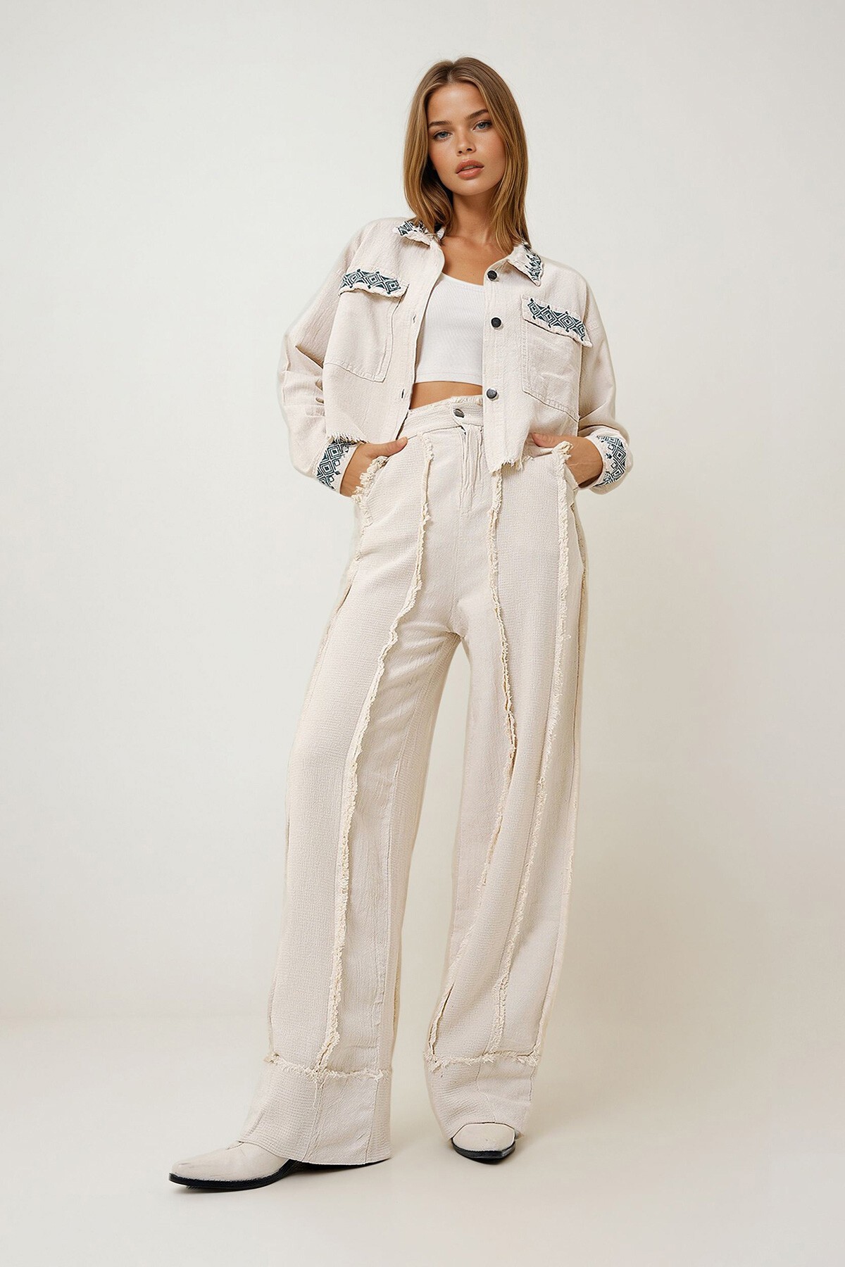 Bej Etnik Nakışlı Püskül Detaylı Ceket Ve Pantolonlu Keten İkili Takım