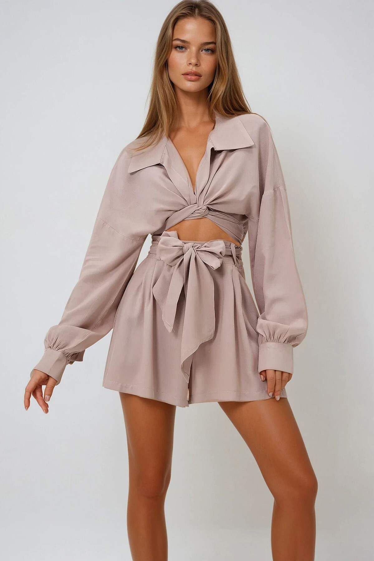 Bej Gömlek Yaka Bağlama Detaylı Dokuma  Kruvaze Bluz Ve Çift Cepli Şort Takım