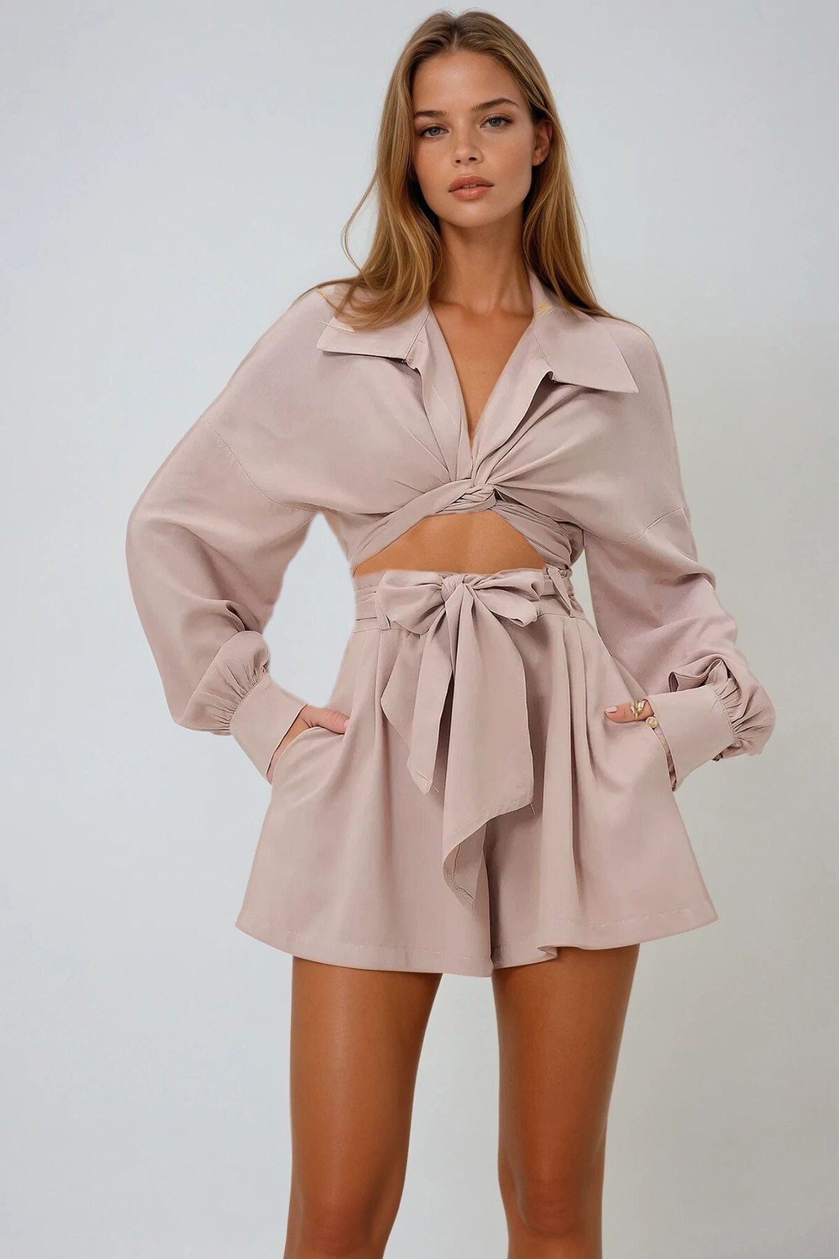 Bej Gömlek Yaka Bağlama Detaylı Dokuma  Kruvaze Bluz Ve Çift Cepli Şort Takım