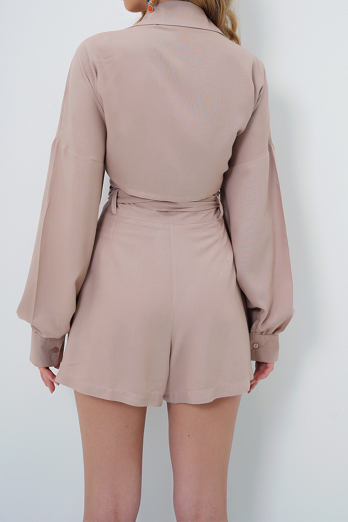 Bej Gömlek Yaka Bağlama Detaylı Dokuma  Kruvaze Bluz Ve Çift Cepli Şort Takım